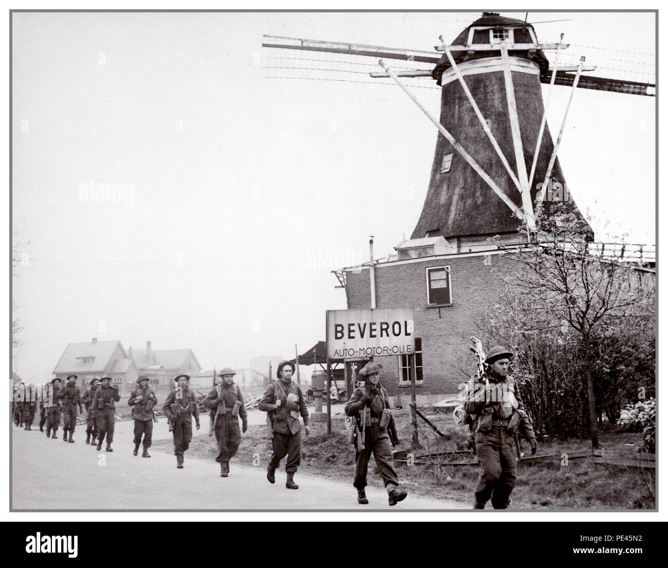 Kanadische Infanterie der Regiment de Maisonneuve, bewegend durch Holten Rijssen, befreiende Niederlande aus dem nationalsozialistischen Deutschland der 9. April 1945. Stockfoto