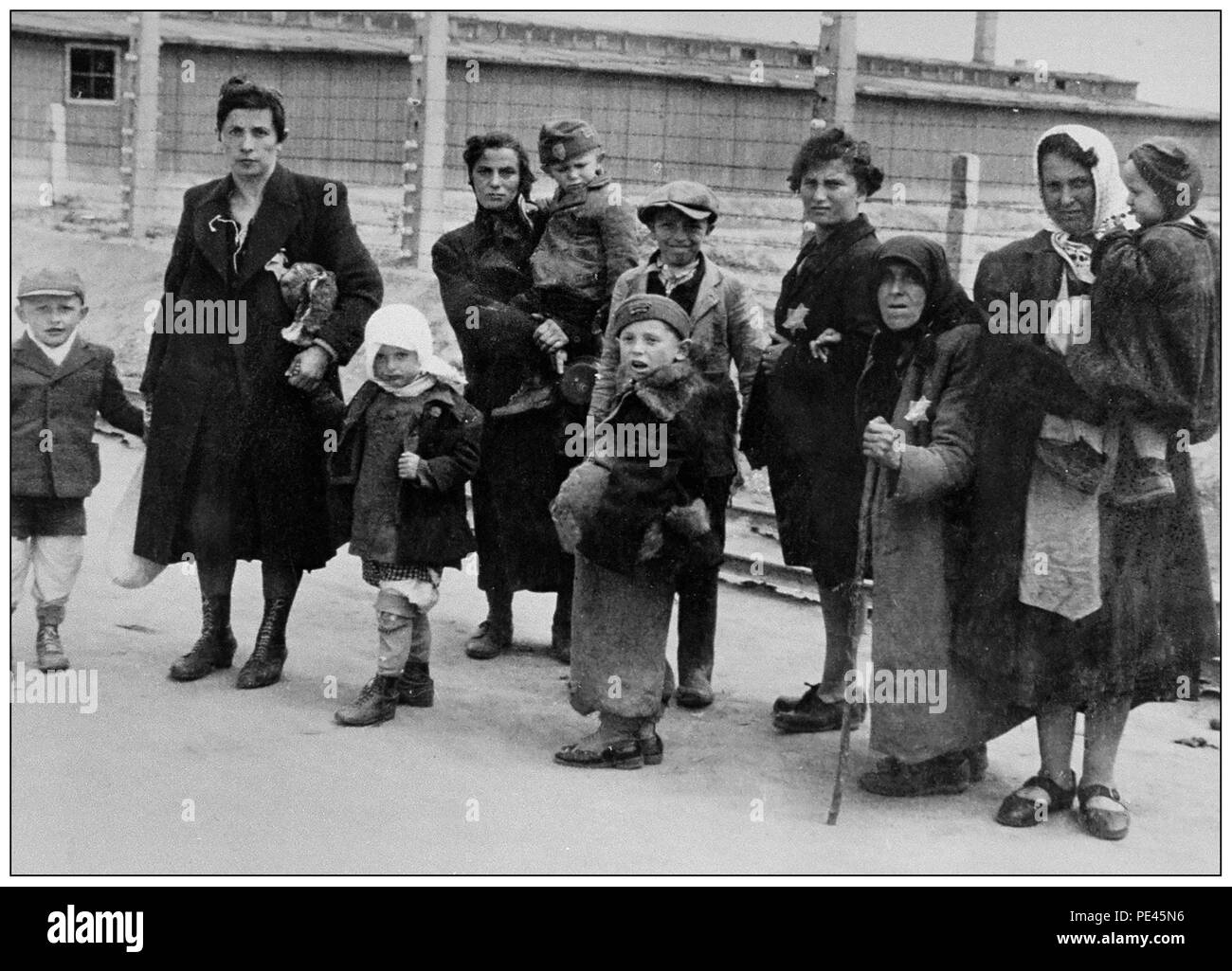 AUSCHWITZ Jüdische Kinder mit ihren Müttern und Großmüttern kommen in Auschwitz-Birkenau an. Ein deutsches Konzentrations- und Vernichtungslager der Nazis von WW2. Die größte Gruppe der Deportierten waren jüdische Kinder. Sie wurden Anfang 1942 zusammen mit Erwachsenen als Teil der „endgültigen Lösung der jüdischen Frage“ dorthin geschickt Die totale Zerstörung der jüdischen Bevölkerung Europas...das Konzentrationslager Auschwitz war ein Netzwerk von deutschen Nazi-Konzentrationslagern und Vernichtungslagern, die vom Dritten Reich in polnischen Gebieten errichtet und betrieben wurden, die während des Zweiten Weltkriegs von Nazi-Deutschland annektiert wurden Stockfoto