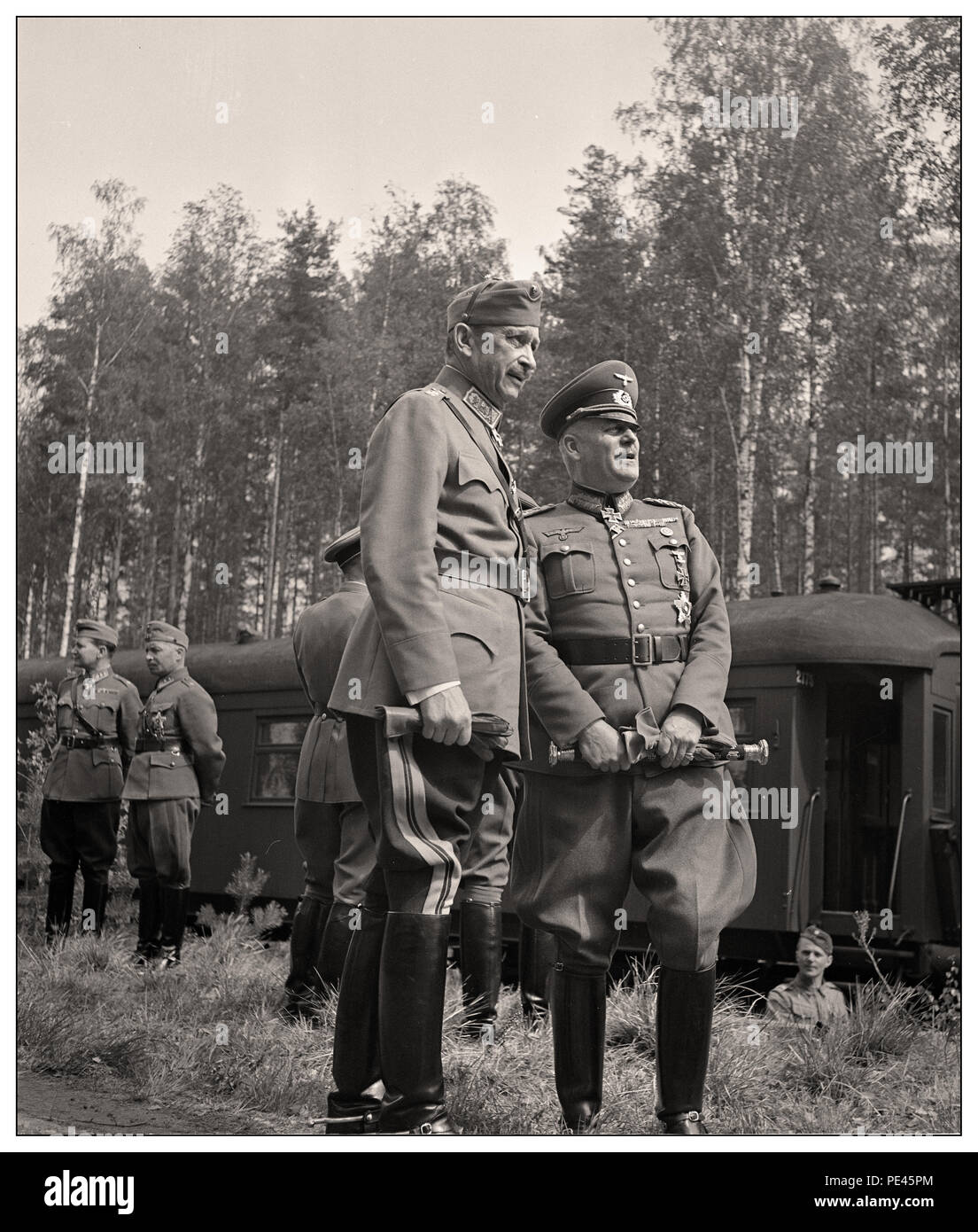 MANNERHEIM/KEITEL warten auf Adolf Hitler. Adolf Hitler hat beschlossen, gegen Finnland am 4. Juni 1942 zu besuchen, der angeblich Mannerheim an seinem 75. Geburtstag zu gratulieren. Aber Mannerheim wollte ihn in seinem Hauptquartier in Mikkeli oder in Helsinki zu erfüllen, als es wie ein Staatsbesuch gewesen wäre. Das Treffen fand in der Nähe von Imatra, in der süd-östlichen Finnland, und war in der Geheimhaltung angeordnet. Von Immola Flugplatz, Hitler, von Präsident Ryti begleitet, an den Ort, wo Mannerheim an einem gleisanschluss Warten angetrieben wurde. Die Sitzung war ergebnislos... Stockfoto
