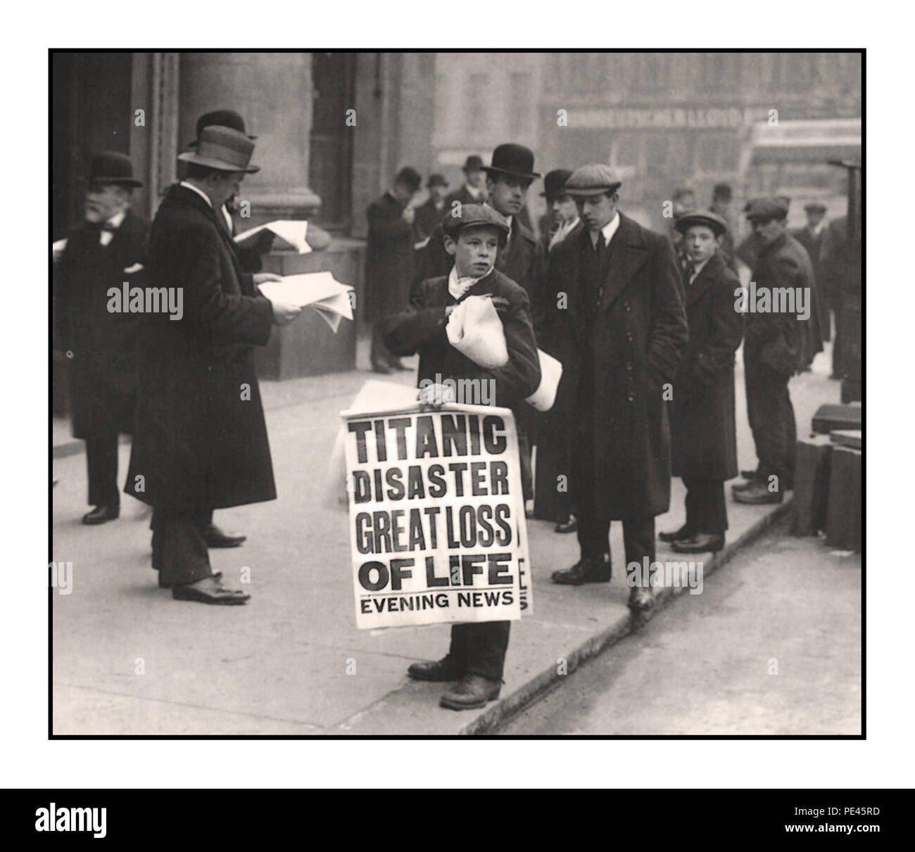 TITANIC 1912 Newspaper News RMS Titanic Disaster 15. April Schlagzeilen, Zeitungsbogenverkäufer mit Banner-Poster, die "TITANIC DISASTER GREAT LOST OF LIFE" Evening News White Star Line Cockspur Street London UK erklären Stockfoto