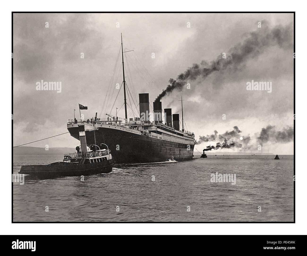 TITANIC 1912 RMS TITANIC VINTAGE HISTORISCH ERGREIFEND SEGELN düster evokative Sonnenaufgang Bild von RMS Titanic's Segeln See Tests, die um 6 UHR am Dienstag, 2. April 1912 begann, Nur zwei Tage, nachdem ihre Ausrüstung fertig war, und acht Tage, bevor sie Southampton auf ihrer schicksalhaften tragischen Jungfernfahrt verlassen sollte. Dieses eindrucksvolle Foto wurde sorgfältig restauriert, um seine ursprüngliche Wirkung und Qualität zu erhalten. Stockfoto