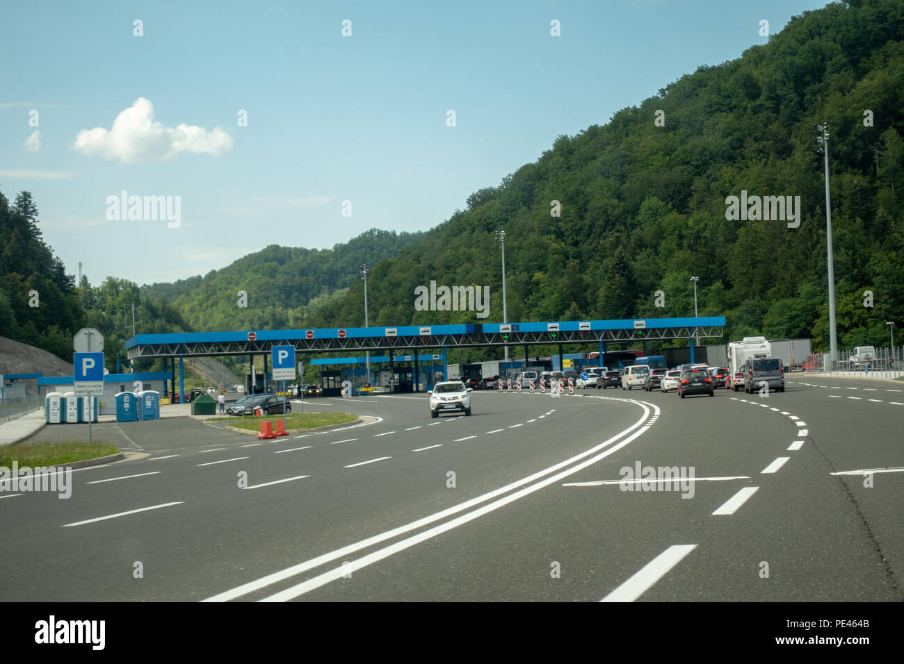 Macelj, Gruskovje-Grenze Slowenien und Kroatien, Pkw, Busse und Lkw warten in den Zeilen die Grenze zwischen Kroatien und Slowenien im Sommer überqueren Stockfoto