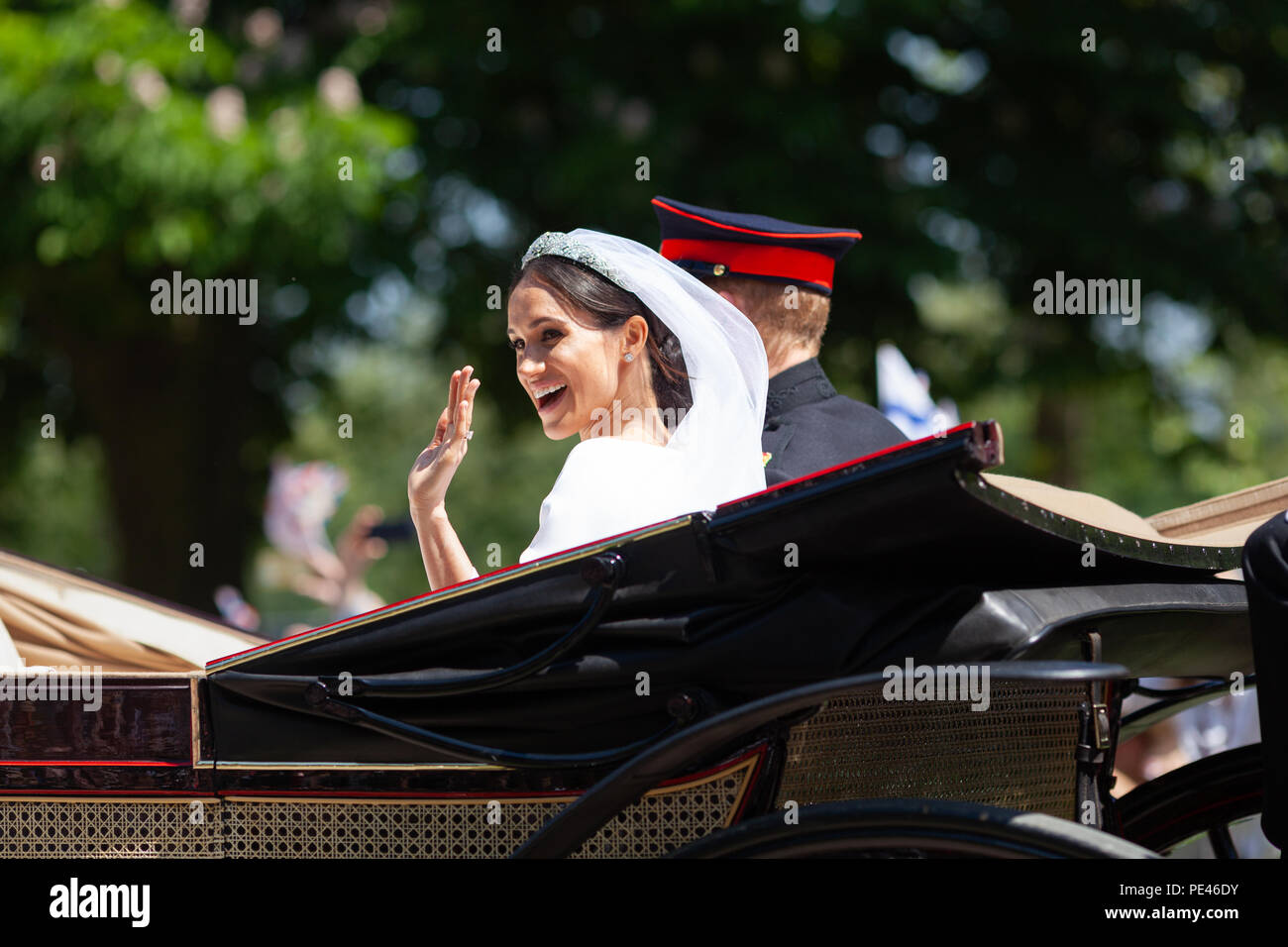 TRH der Herzog und die Herzogin von Sussex in ihrer ersten gemeinsamen Ausflug mit der Kutsche sofort nachdem der königliche Hochzeit in Windsor Castle teilhaben. Stockfoto