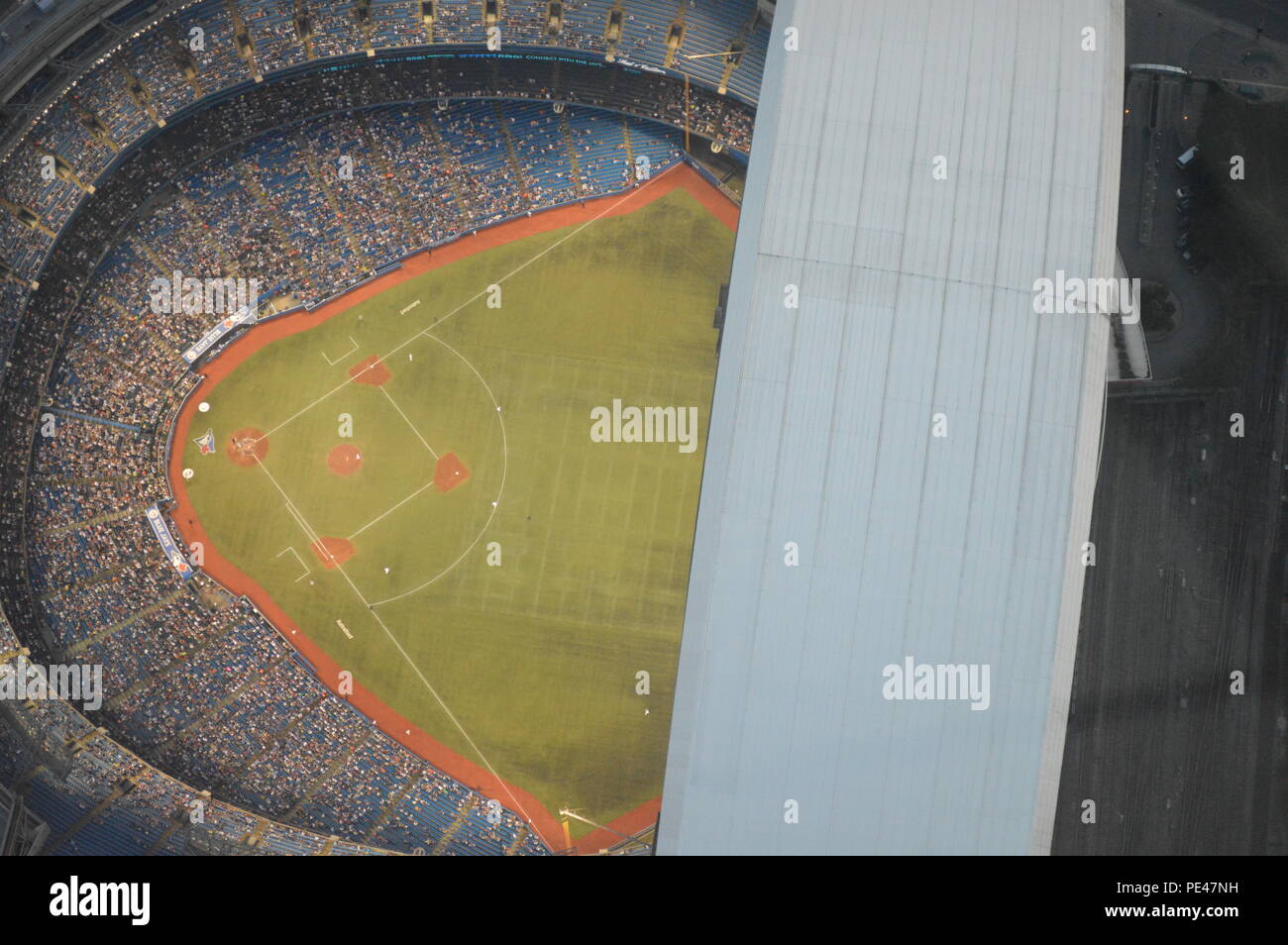 Aus der Vogelperspektive Rogers Centre vom CN Tower in Toronto, Ontario Kanada im Sommer Stockfoto