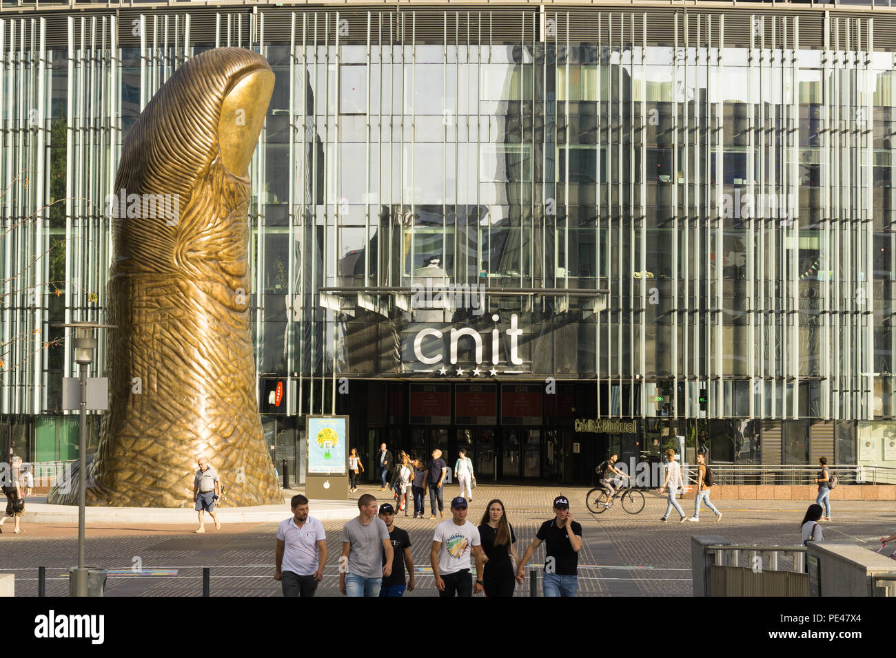 Shopping Mall des CNIT La Defanse Viertel von Paris mit Skulptur Le Pouce (die Daumen, 1965) von César Baldaccini. Stockfoto