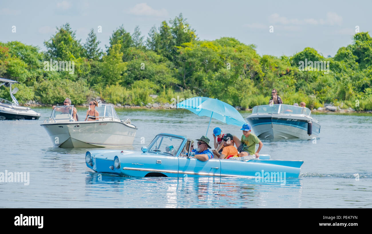 Familie genießt eine Kreuzfahrt in Ihrer amphibischen Auto und einen sonnigen Tag auf See Couchiching nahe Orillia, Ontario, Kanada. Stockfoto