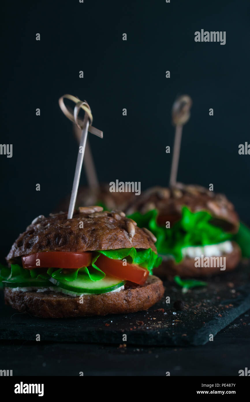 Grüne Sandwich mit Salat, Tomaten, Gurken und Frischkäse auf Beton. Stockfoto