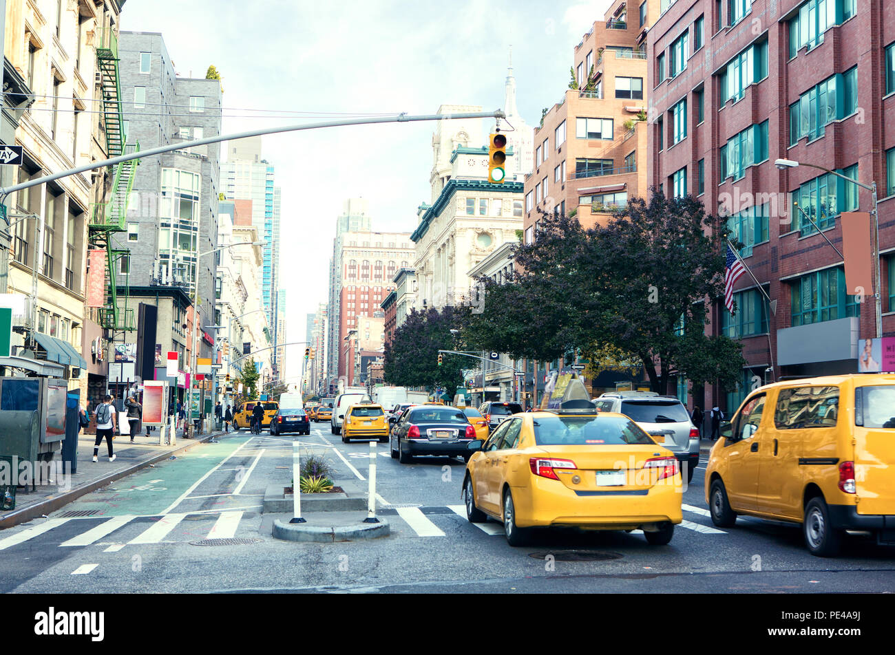 Verkehr auf Manhattan Avenue (Damen 1,6 km Historic District) in der Tageszeit, New York City, USA. Getönten Bild. Stockfoto