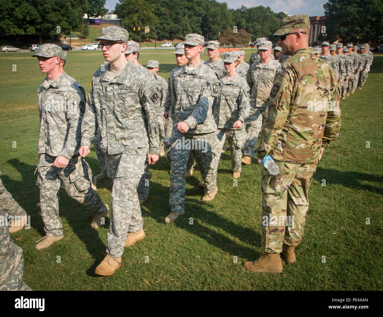 U.S. Army Command Sgt. Maj. Michael Henry, die Brigade CSM für 4. Brigade, U.S. Army Cadet Befehl, spricht mit Reserve Officer Training Corps Kadetten an der Clemson Universität, Sept. 3, 2015. (U.S. Armee Foto von Sgt. Ken Narbe) Stockfoto