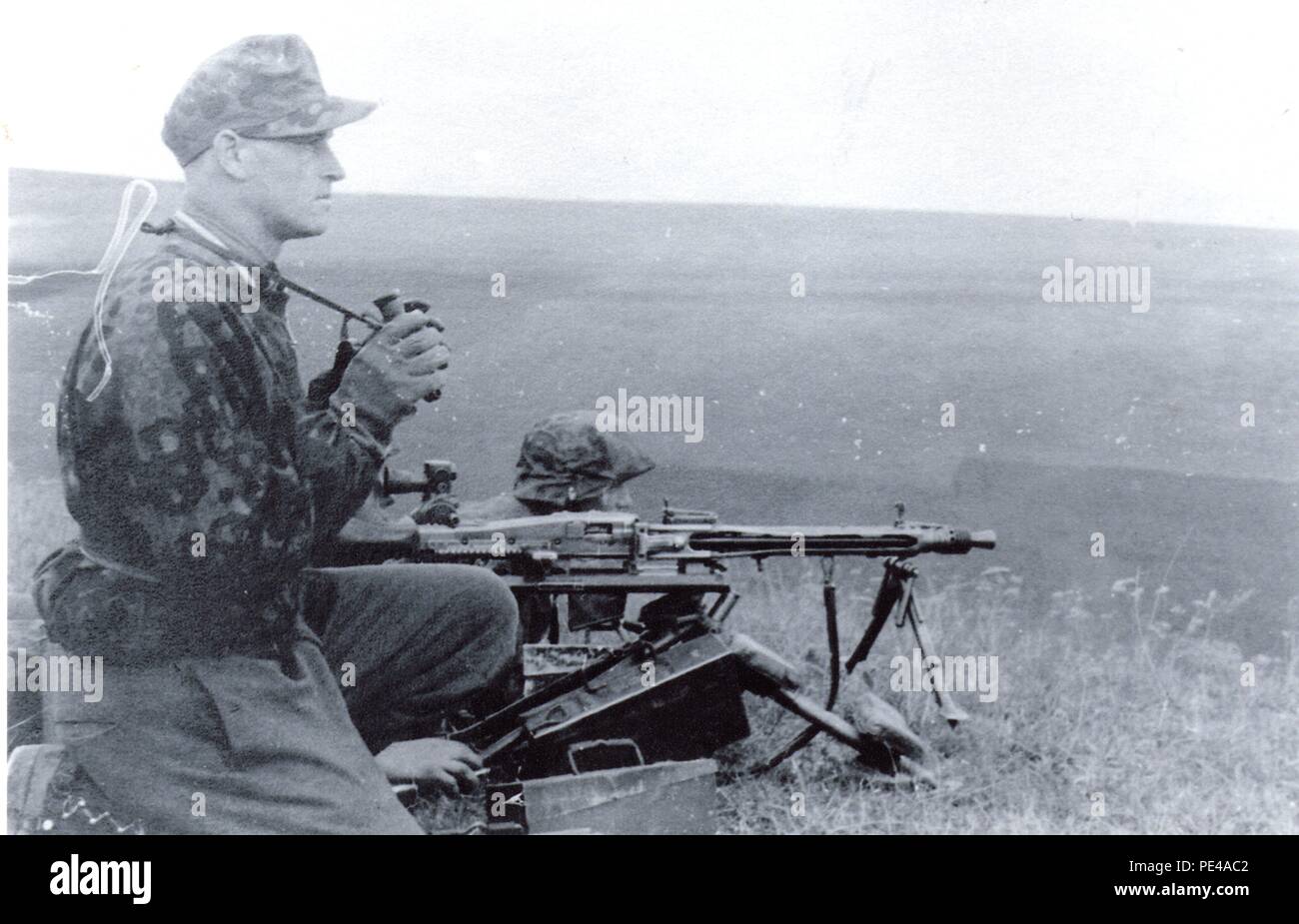 Deutsche Soldaten in Camouflage Jacken mit MG 42 an der russischen Front 1943 Stockfoto