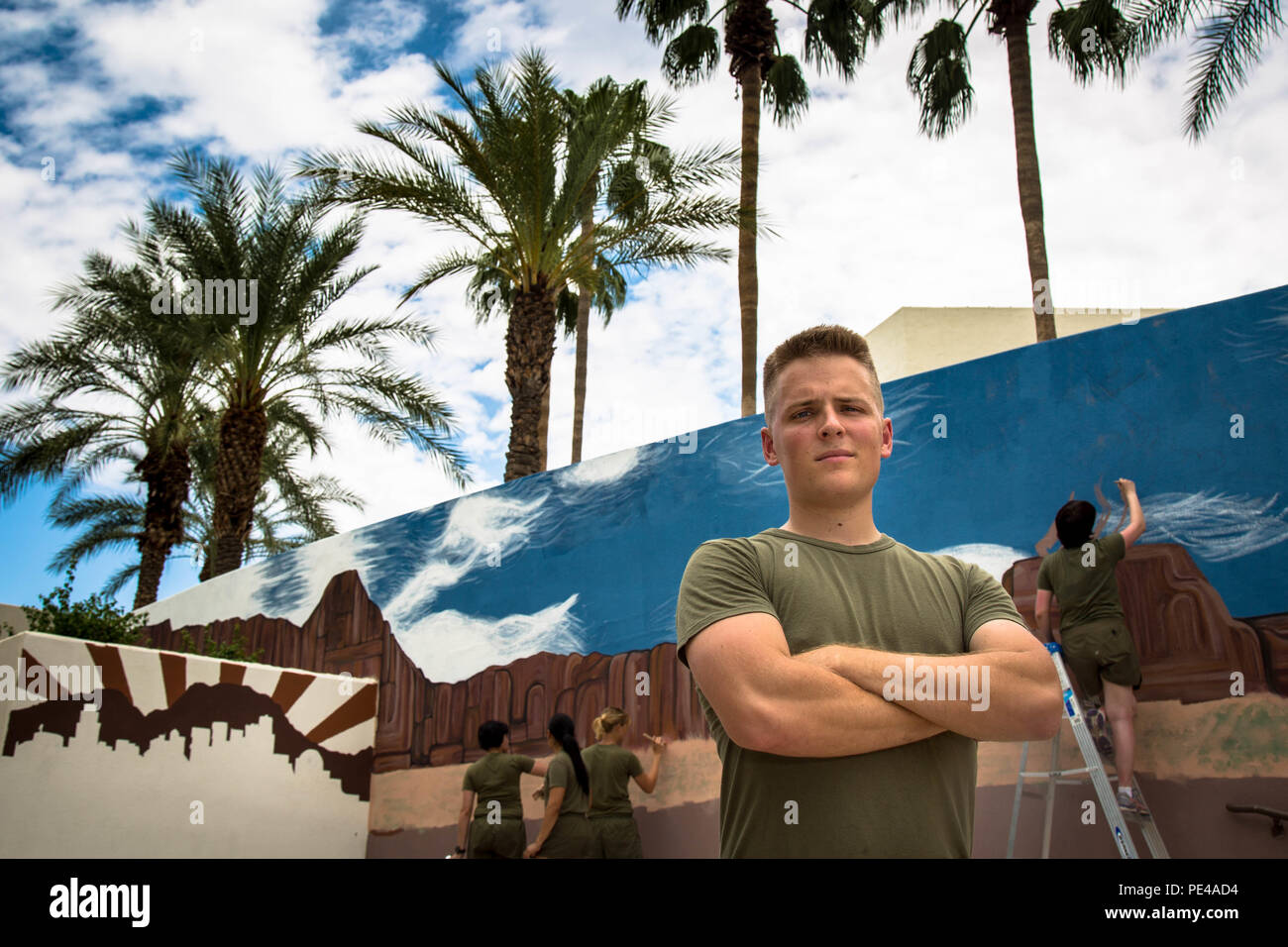 U.S. Marine Corps CPL. Scott Roguska, gebürtig aus Scottsdale, Arizona, unterstützt Malerei eine Marinecorps und Arizona unter dem Motto Wandbild in der Stadthalle in Scottsdale 7. September 2015, um Marine Woche Phoenix, Sept. 10-13 zu gedenken. Roguska, ein Marinekorps Grafik Illustrator ist im Marine Corps Air Station Yuma stationiert und trat im Jahr 2011 zu einen höheren Zweck zu dienen. Gefragt, was das schöne an wieder zu Hause ist, Roguska lächelte und einfach gehalten. "Wir waren kurz eine Leiter heute Morgen und ich rief meine Frau um eine Familie in der Nähe bringen." Kann nicht die einfachen Dingen eine Selbstverständlichkeit. Sept. 10-13, Stockfoto