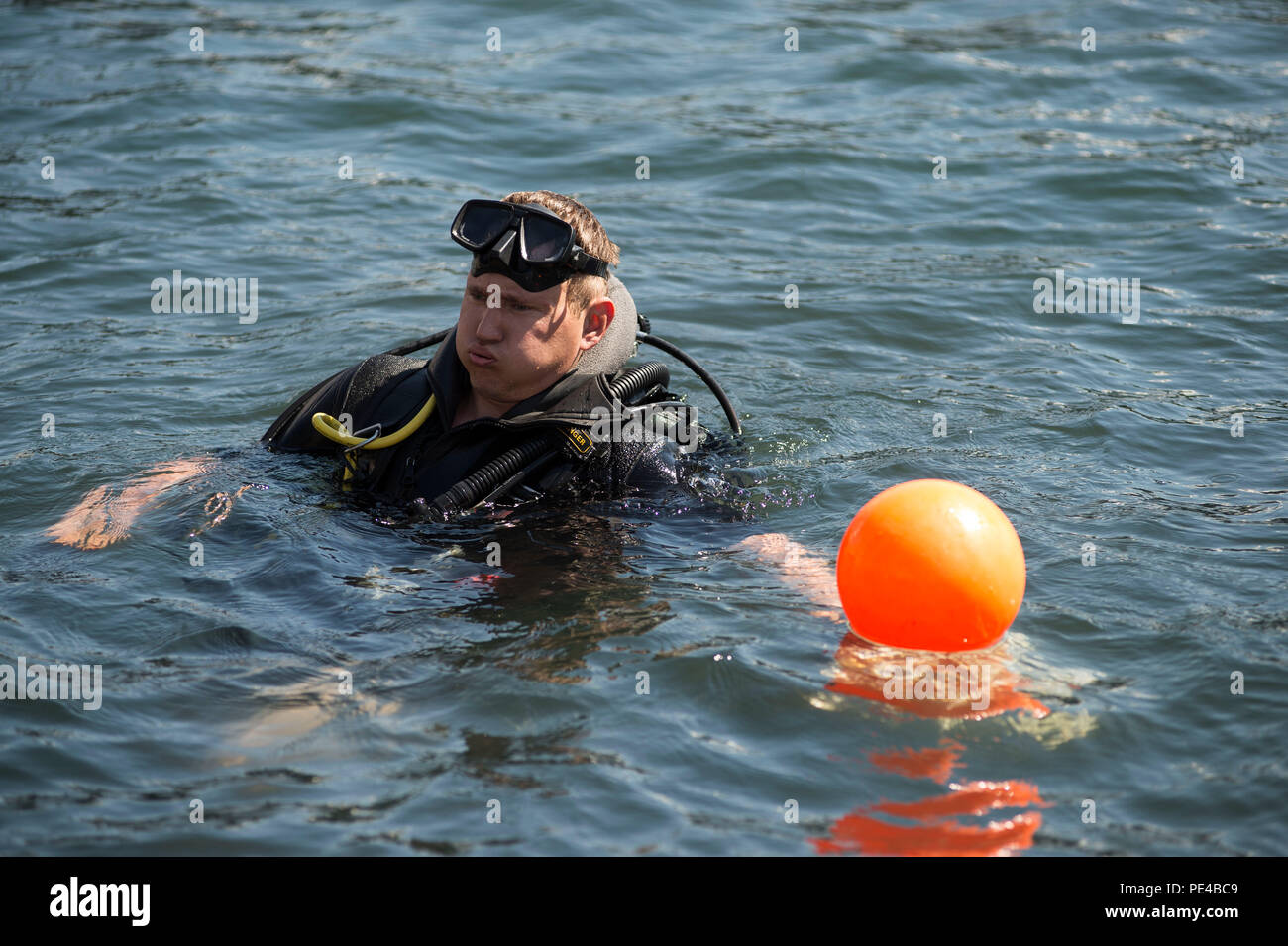 150902-N-FQ 994-044 Odessa, Ukraine (Sept. 02, 2015) der Ukrainischen Marine Diver Biala Podlaska Jurij schleppt eine Boje im Meer tauchen Komponente 2015 Western Naval Base praktische Hafen Sept. 2. Sea Breeze ist eine Luft-, Land- und Seeverkehr Übung entwickelt, Sicherheit im Seeverkehr, die Sicherheit und Stabilität in das Schwarze Meer zu verbessern. (U.S. Marine Foto von Mass Communication Specialist 3. Klasse Robert S. Preis/Freigegeben) Stockfoto