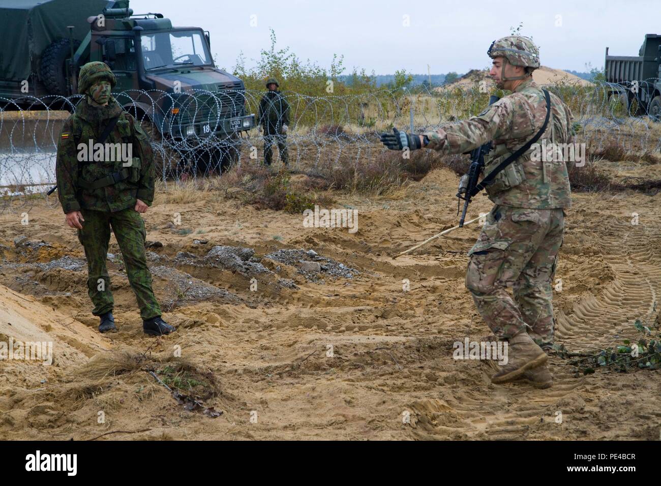 US Army 1st Lt. Steven Siberski, Recht, Zugführer für Dog Company, 1. Bataillon, 503. Infanterieregiment, 173rd Airborne Brigade und gebürtig aus Clearwater, Florida, erzählt Luthuanian Landstreitkräfte 1. Lt. Olegas Grosevas, Ingenieur bei General Engineer Coy, Juozas Vitkus-Pionier-Bataillon, wie er seine Verteidigung zu besten Energiebereitstellung wird nutzen das Gelände auf dem Schlachtfeld während der Übung Ingenieur Thunder 2015 anlässlich der großen litauischen Hetman Jonusas Radvila Training Regiment , in Rukla, Litauen, Sept. 9, 2015. Grosevas und seine Kollegen Ingenieure unterstützt die 173rd Airborne B Stockfoto