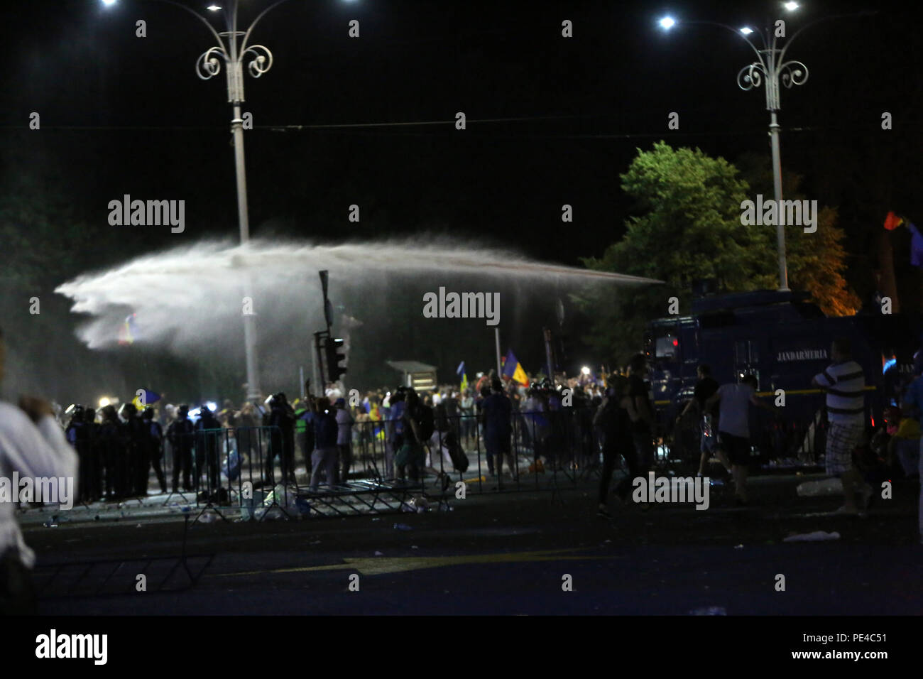 Bukarest, Rumänien - 10. August 2018: Wasserwerfer sind während der gewalttätigen anti-government Protests in Bukarest. Stockfoto