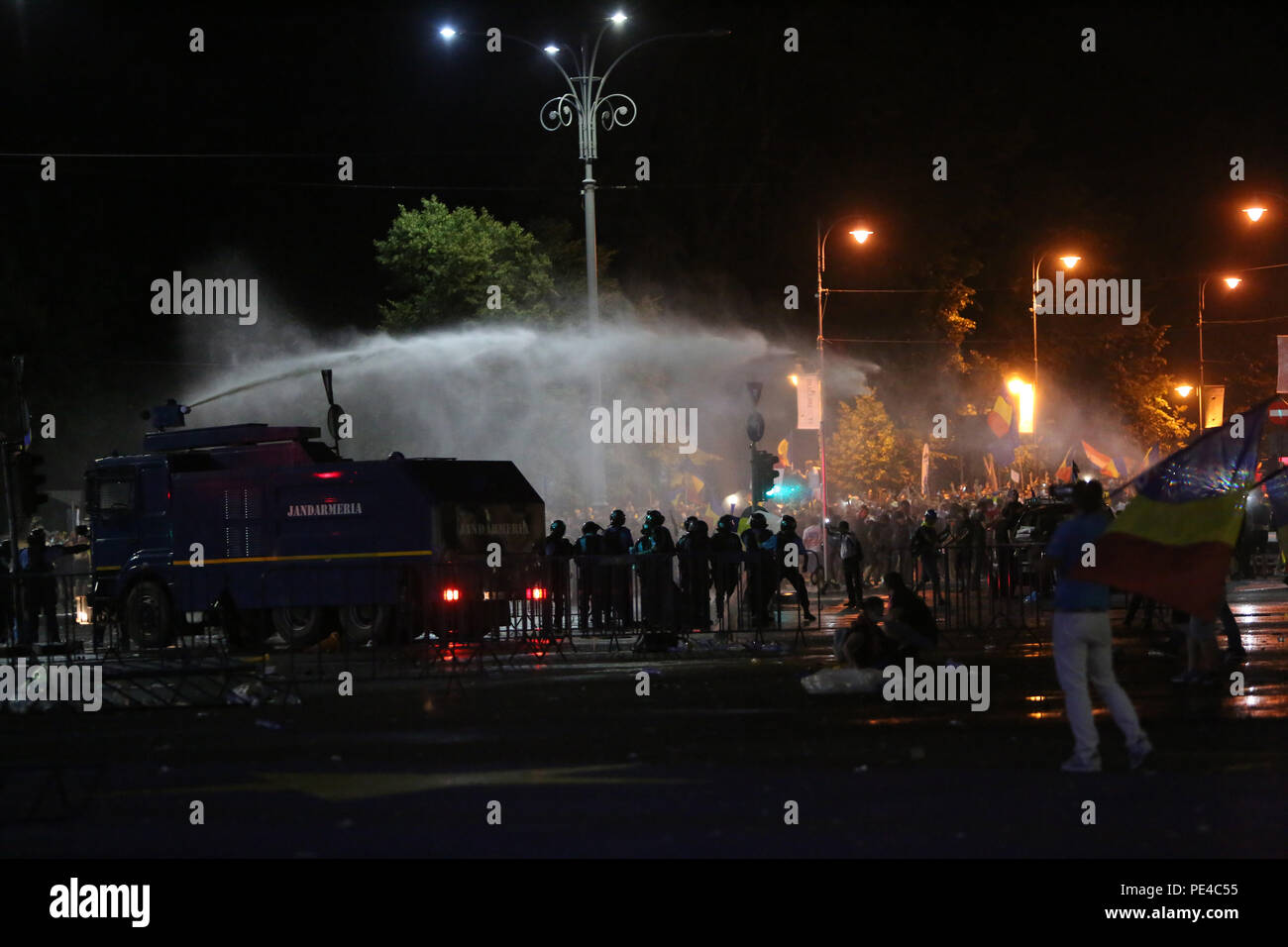 Bukarest, Rumänien - 10. August 2018: Wasserwerfer sind während der gewalttätigen anti-government Protests in Bukarest. Stockfoto