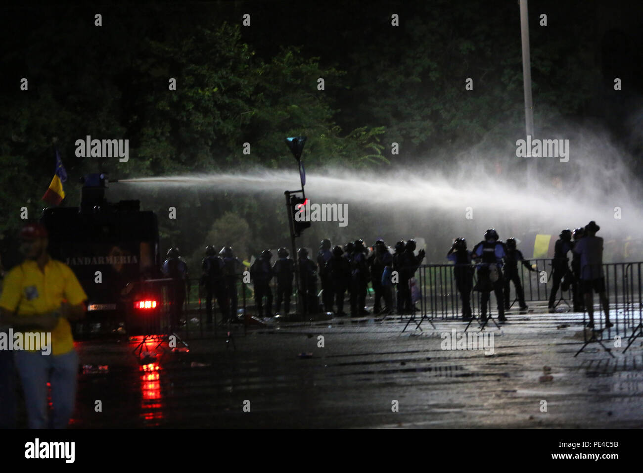 Bukarest, Rumänien - 10. August 2018: Wasserwerfer sind während der gewalttätigen anti-government Protests in Bukarest. Stockfoto