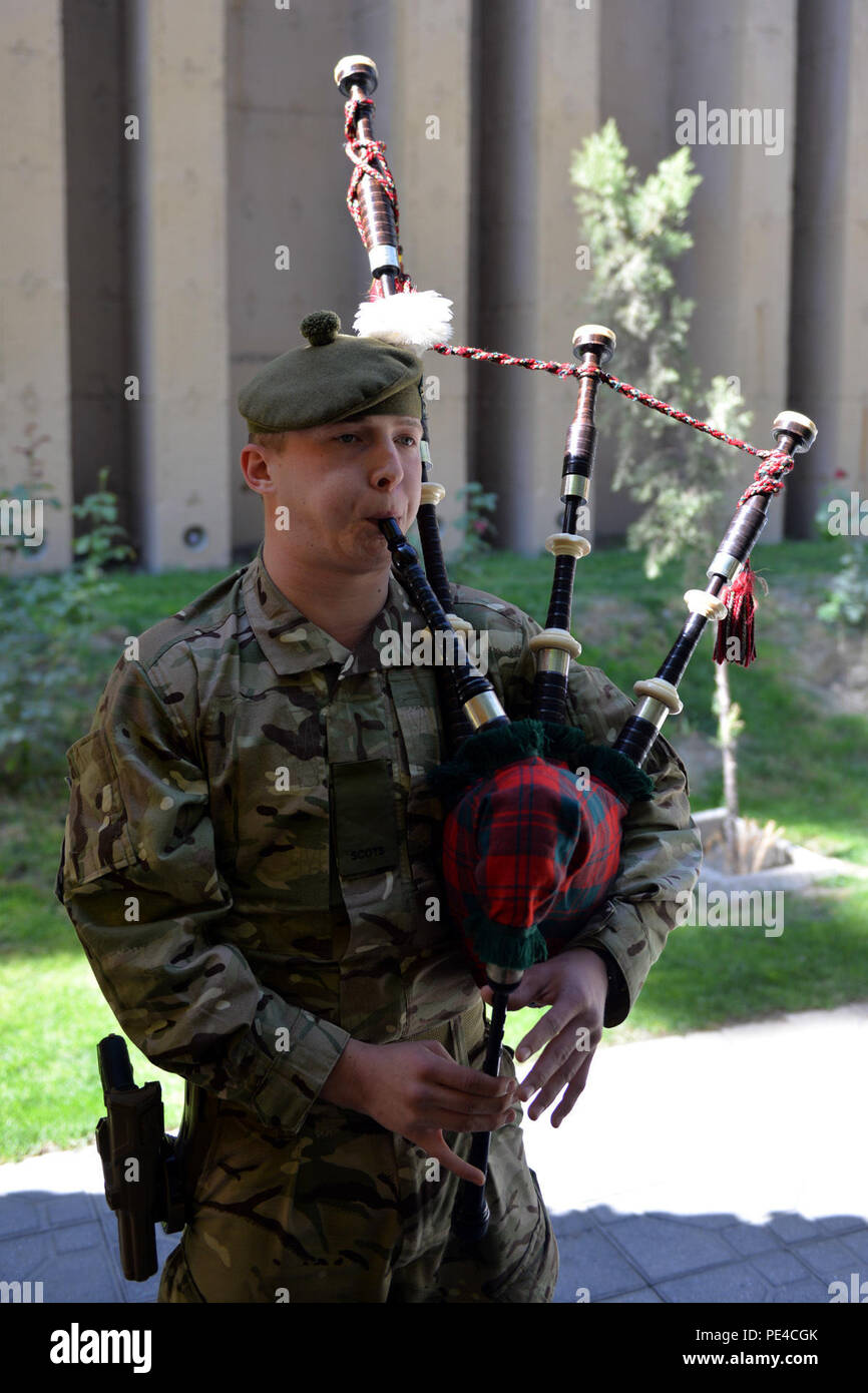 KABUL, Afghanistan (Sept. 9, 2015) PSB Jay Casey spielt Dudelsack mit einer Trauerfeier für gefallene Freunde von DynCorp International, die von einem Angriff auf ihren Konvoi 12.08.22 in Kabul ums Leben gekommen. Richard McEvoy, Corey Dodge und Barry Sutton wurden zivile Auftragnehmer, die auf den Schutz für das Beraterteam der afghanischen nationalen Armee und der afghanischen nationalen Polizei im Rahmen der NATO-geführten Mission diente der entschlossenen Unterstützung. Die Destille Garten wurde mit diesen zahlen ihren Respekt einschließlich Führungskräfte von RS, US-Truppen-Afghanistan, der US-Botschaft - Kabul und DynCorp verpackt. Casey ist ein Roya Stockfoto