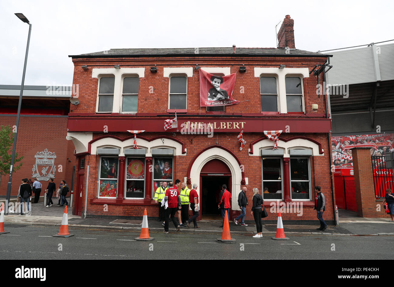 Fans außerhalb der Albert Pub vor dem Premier League Spiel zwischen Liverpool und West Ham United in Liverpool, Liverpool. Stockfoto