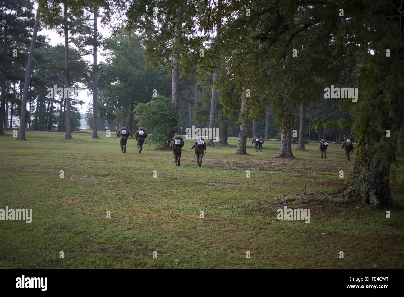 Us Marine bekämpfen Ausbilder mit der Schule von Infantry-East beginnen ihre ersten Bewegung auf das Hindernis Kurs während der Combat Instructor Stangen auf Lager Geiger, N.C., Sept. 10, 2015. Die Combat Instructor Stakes ist ein anstrengender 32-Std.-Wettbewerb, in dem sich die zwei Mann, Combat Instructor Teams gegeneinander in physikalischen, taktische und Wissen Veranstaltungen beim Tragen einer Last und bekämpfen sich über 55 Kilometer zu Fuß. (U.S. Marine Corps Foto von SOI-E Bekämpfung Kamera, Cpl. Andreas Kuppers/Freigegeben) Stockfoto