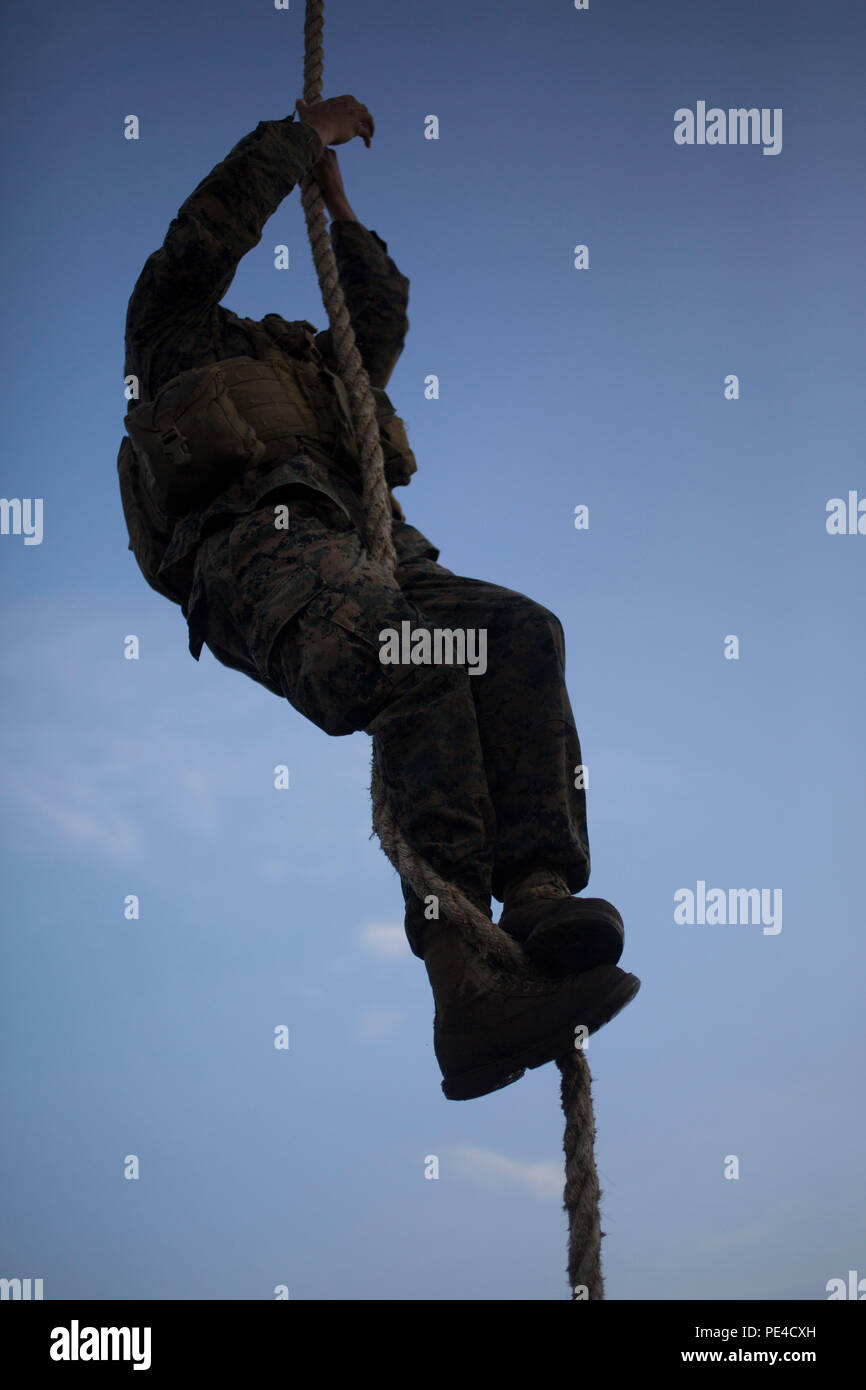 Us Marine bekämpfen Ausbilder mit der Schule von Infantry-East durch das Hindernis Kurs während der Combat Instructor Stangen auf Lager Geiger, N.C., Sept. 10, 2015 navigieren. Die Combat Instructor Stakes ist ein anstrengender 32-Std.-Wettbewerb, in dem sich die zwei Mann, Combat Instructor Teams gegeneinander in physikalischen, taktische und Wissen Veranstaltungen beim Tragen einer Last und bekämpfen sich über 55 Kilometer zu Fuß. (U.S. Marine Corps Foto von SOI-E Bekämpfung Kamera, Cpl. Andreas Kuppers/Freigegeben) Stockfoto