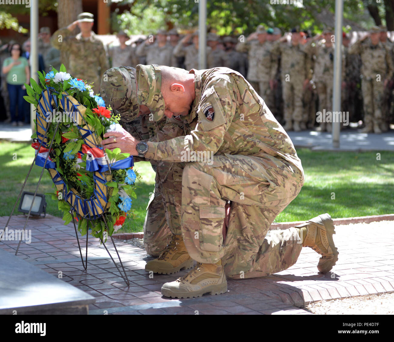 KABUL, Afghanistan (Sept. 11, 2015) US-Armee General John. F. Campbell, links, Commander, entschlossene Unterstützung Mission/USA Kräfte - Afghanistan, und Command Sgt. Maj. Delbert Byers, RSM/U.S. Kräfte - Afghanistan feierlich Beobachten der Jahrestag der Anschläge des 11. September auf Amerika während einer Kranzniederlegung Zeremonie bei RS-Hauptquartier in Kabul, Afghanistan statt. Über 1.200 RS Mitglieder aus 42 Ländern standen gemeinsam an dem Tag, an dem sich die Welt verändert. Koalitionstruppen arbeiten zusammen, um im Rahmen der NATO-geführten Mission RS zu trainieren, beraten und der afghanischen nationalen Verteidigungs- und Sicherheitskräfte unterstützen zu helfen Stockfoto