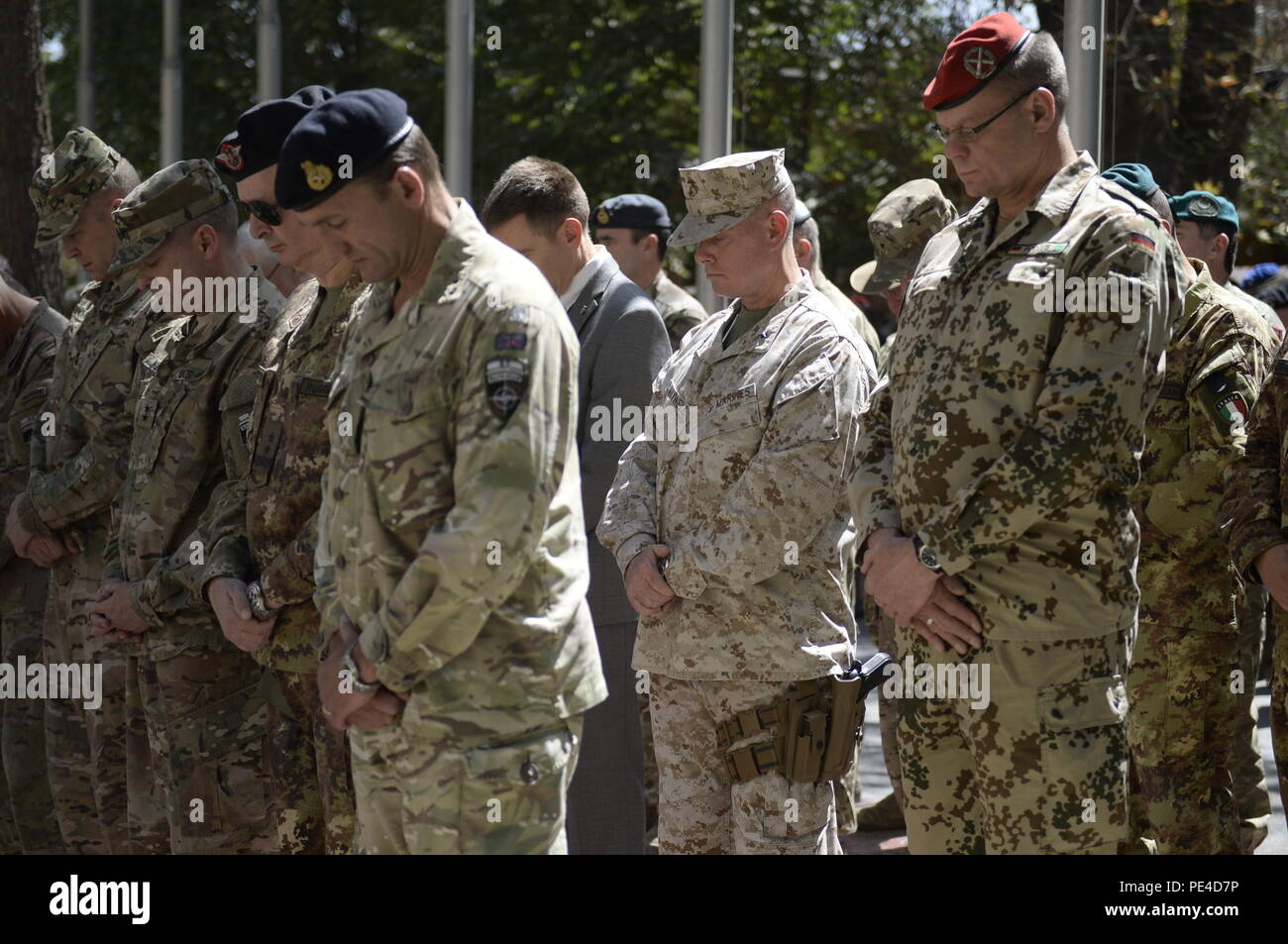 KABUL, Afghanistan (Sept. 11, 2015) Koalition Truppen stehen zusammen auf dem Jahrestag der Anschläge des 11. September auf Amerika während einer Kranzniederlegung Zeremonie bei RS-Hauptquartier in Kabul, Afghanistan statt. Über 1.200 RS Mitglieder aus 42 Ländern an dem Tag, an dem die Welt und ihre aktuellen Service in Afghanistan geändert wider. Koalitionstruppen arbeiten zusammen, um im Rahmen der NATO-geführten Mission RS zu trainieren, beraten und der afghanischen nationalen Verteidigungs- und Sicherheitskräfte zu unterstützen, damit die afghanische Bevölkerung bauen eine stabile und sichere Zukunft. (Us-Militär Foto von Leutnant Kristine Volk/Freigegeben) Stockfoto