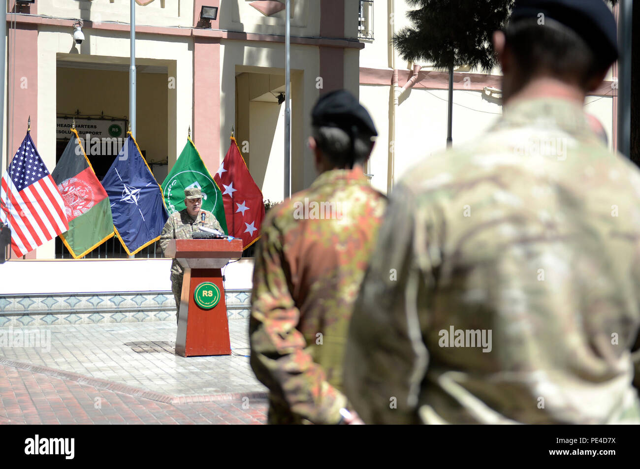 Us-Armee General John. F. Campbell, Commander, entschlossene Unterstützung Mission/USA Kräfte - Afghanistan, adressiert Truppen am Jahrestag der Anschläge des 11. September auf Amerika während einer Kranzniederlegung Zeremonie bei RS-Hauptquartier in Kabul, Afghanistan statt. Über 1.200 RS Mitglieder aus 42 Ländern standen gemeinsam an dem Tag, an dem sich die Welt verändert. Koalitionstruppen arbeiten zusammen, um im Rahmen der NATO-geführten Mission RS zu trainieren, beraten und der afghanischen nationalen Verteidigungs- und Sicherheitskräfte zu unterstützen, damit die afghanische Bevölkerung bauen eine stabile und sichere Zukunft. (Us-Militär Foto von Leutnant Kristine Volk/Releas Stockfoto