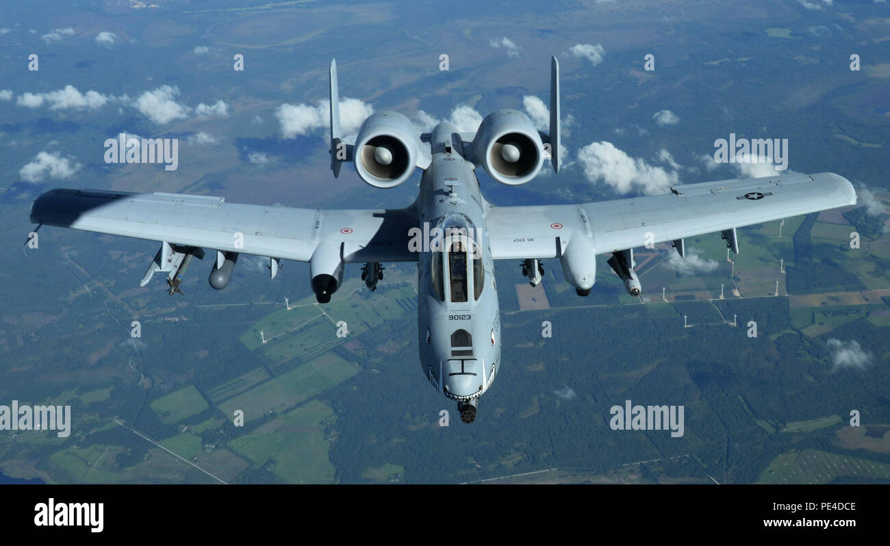 Eine A-10 Thunderbolt II von whiteman Air Force Base, Missouri, fliegt neben einer KC-135 Stratotanker zur RAF Mildenhall, England, Sept. 9, 2015, über Estland zugeordnet. Bekannt als das "Warzenschwein bekannt: "Die A-10 ist eine zweimotorige, gerade Flügel Jet, der ausschließlich für Close Air Support entworfen wurde, einschließlich der angreifenden Panzer, gepanzerte Fahrzeuge und andere Bodenziele mit begrenzten Luftabwehr. (U.S. Air Force Foto von Airman 1st Class Justine Rho/Freigegeben) Stockfoto