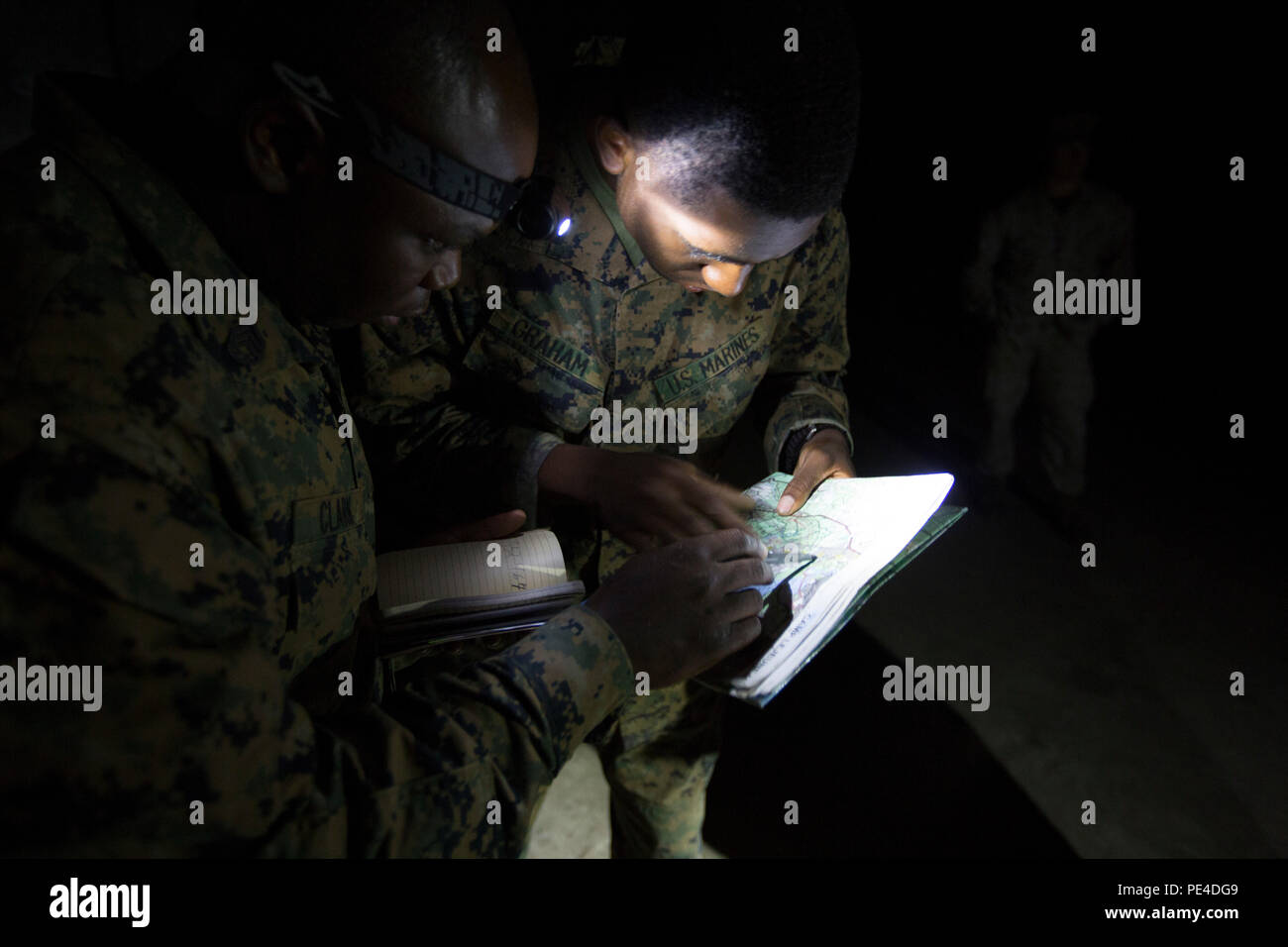 Us-Marines Staff Sgt. Earl Clark (links) und Sgt. William Graham (rechts), beide bekämpfen Ausbilder mit Marine Combat Training Bataillon, Schule der Infantry-East Grundstück ihre Route vor Beginn der abschließenden Bewegung zurück zum Camp Geiger; ein Ereignis in der Bekämpfung der Kursleiter Stangen auf Sept. 11, 2015. Die Combat Instructor Stakes ist ein anstrengender 32-Std.-Wettbewerb, in dem sich die zwei Mann, Combat Instructor Teams gegeneinander in physikalischen, taktische und Wissen Veranstaltungen beim Tragen einer Last und bekämpfen sich über 55 Kilometer zu Fuß. (U.S. Marine Corps Foto von SOI-E Bekämpfung Kamera, Cpl Stockfoto