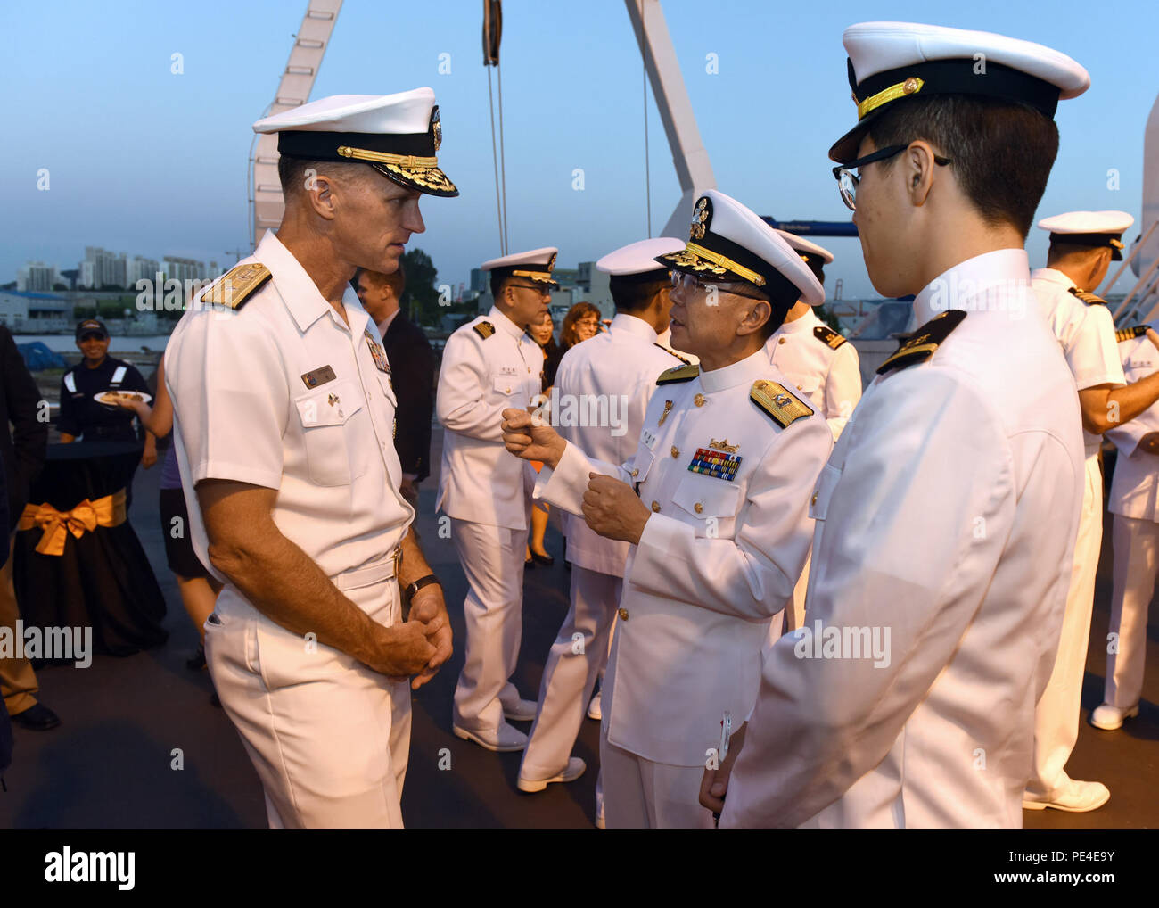 150909-N-AD 372-020 BUSAN, Republik Korea (Sept. 9, 2015) der hinteren Adm. Bill Byrne, Kommandeur der US Naval Forces, Korea, spricht mit der Republik Korea (ROK) Marine hinten Adm. Han, Dong-jin, Stabschef für den Kommandanten der Republik Korea, Flotte, an Bord der Military Sealift Command oceanographic Survey ship USNS Henson (T-AGS 63) während eines alliierten Partnerschaft Engagement mit den beiden Marinen. Die Veranstaltung bot senior Echelon von der ROK Marine zu Tour und mehr über die Möglichkeiten von Henson und erfahren Sie, wie diese Hilfe Versorgung verbesserte Navigation der Gewässer um die koreanische Halbinsel. (U.S. Stockfoto