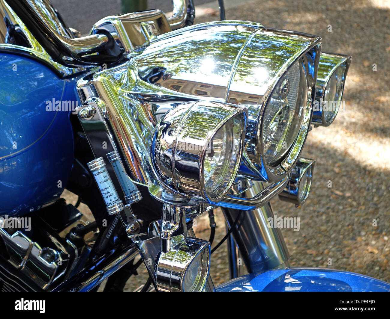 Nahaufnahme des Scheinwerfers Cluster auf einem blauen Harley-Davidson FLHRC Road King Motorrad Stockfoto