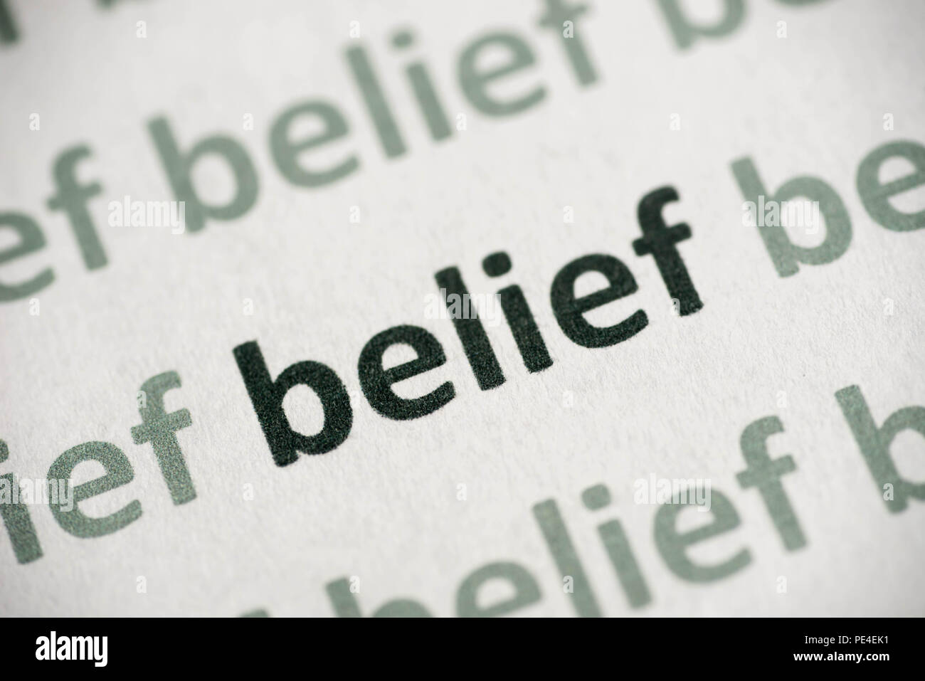Wort glauben auf weißem Papier Makro gedruckt Stockfoto