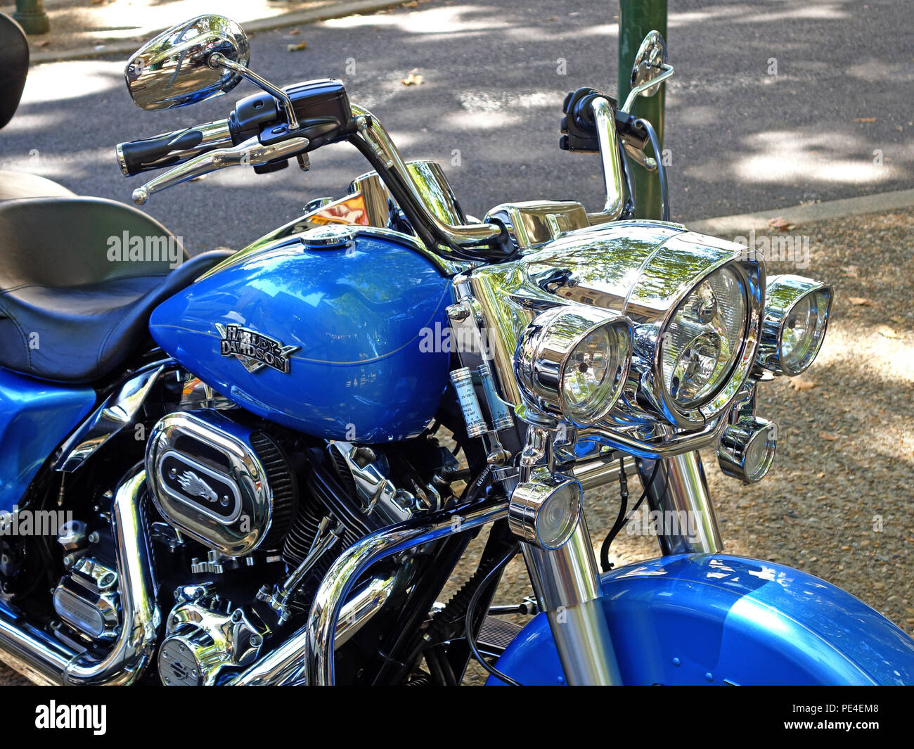 Nahaufnahme des Scheinwerfers Cluster auf einem blauen Harley-Davidson FLHRC Road King Motorrad Stockfoto