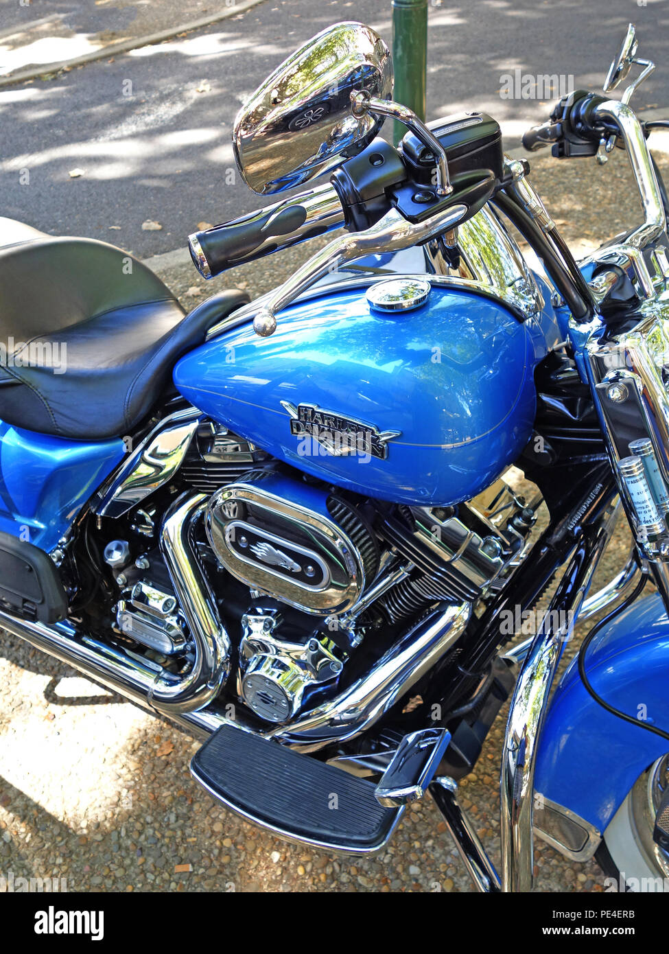 Seitenansicht eines blauen Harley-Davidson FLHRC Road King Motorrad, zeigt Teil Fahrrad und Motor Stockfoto