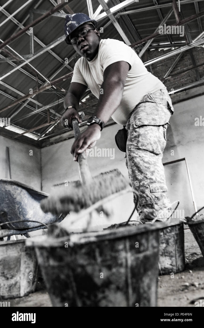 Us-Armee SPC. Terence Glücksspiel, ein Louisiana nationalen Scots Guards Tischler/Maurer von der 1020th Ingenieur Unternehmen, Schaufeln stuck Mischung in Eimer während einer Schule neben der Operation Keris Streik, Pacific Pathways 2015 Tai Ping, Malaysia, an Sept. 9, 2015. Betrieb Keris Streik ist eine regelmäßig geplante bilaterale Übung gesponsert von US-Army-Pacific, gehostet, die jährlich durch die Tentera Darat Malaysia regionale Sicherheit, Unterstützung und Zusammenarbeit zu fördern. (U.S. Armee Foto von SPC. Michael Sharp / freigegeben) Stockfoto