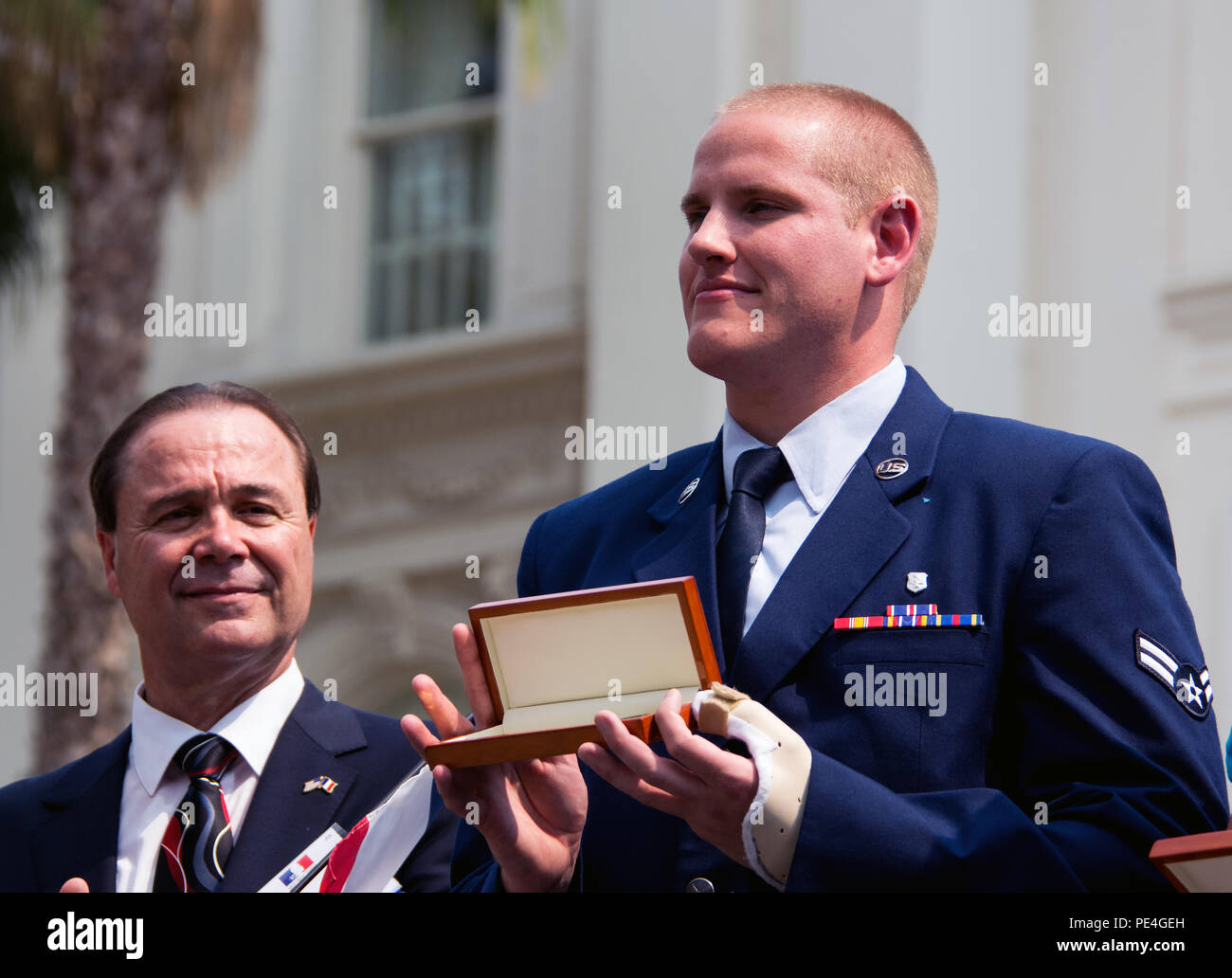 Airman 1st Class Spencer Stein erhält eine zeremonielle "Schlüssel zur Stadt" von Bürgermeister Kevin Johnson während des Sacramento Heimatstadt-helder Parade und Festlichkeiten in Sacramento, Calif., Sept. 11, 2015. (U.S. Air Force Foto/Älterer Flieger Charles Rivezzo) Stockfoto