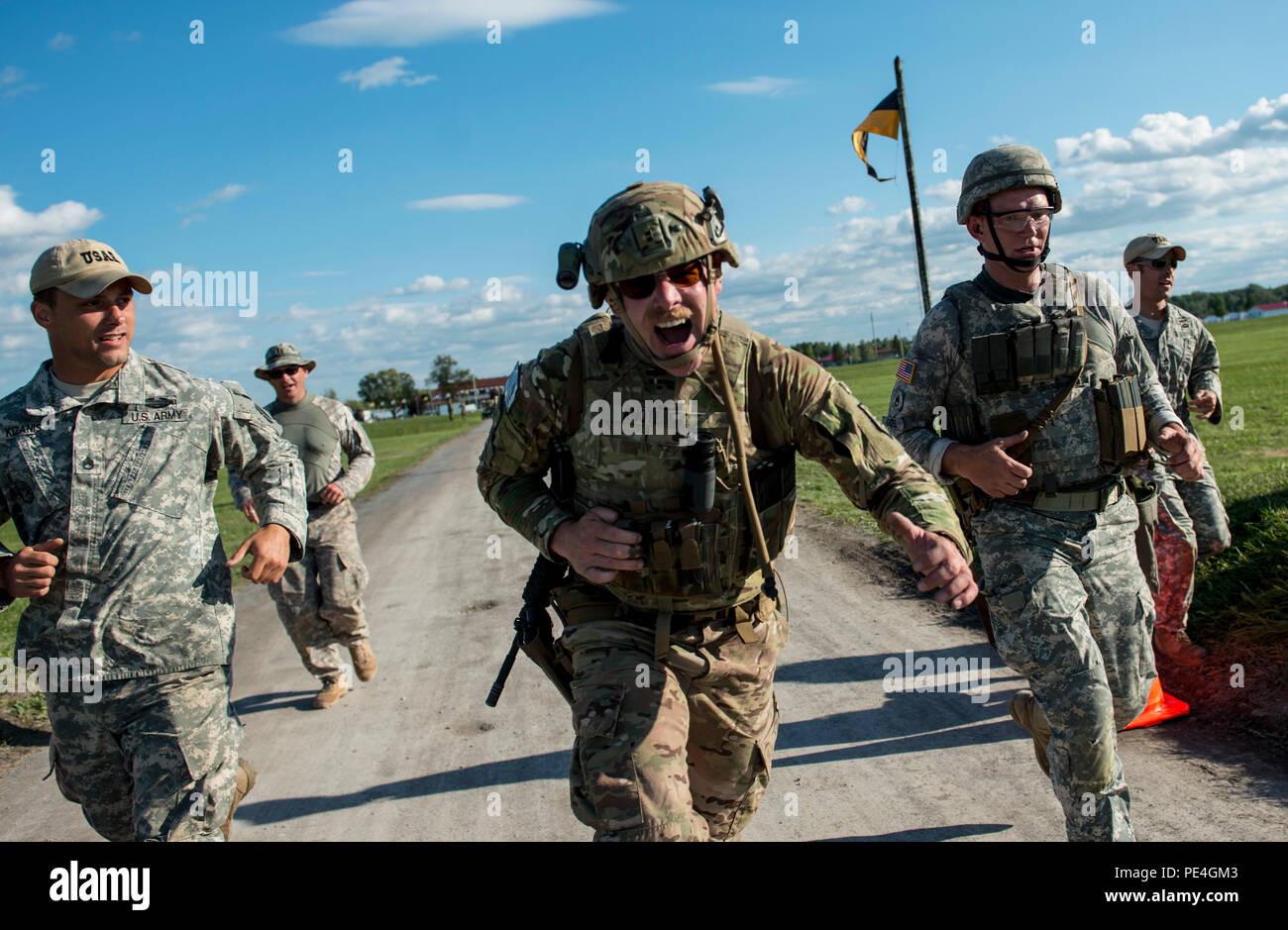 Chief Warrant Officer zwei Andy Knote, von North Chicago, US-Armee finden internationale Combat Team Konkurrent, schreit, als Er sprintet über die Ziellinie eines 7 Kilometer langen Gewehr militärischer Biathlon übereinstimmen, die mehrere physische Hindernisse während der 2015 kanadischen Streitkräften Kleinwaffen Konzentration am Connaught Bereich außerhalb von Ottawa, Kanada, Sept. 14. Die internationale Treffsicherheit der Wettbewerb dauerte ungefähr zwei Wochen, die in mehr als 250 insgesamt Mitbewerber aus den Britischen, Kanadischen und US-amerikanischen Streitkräfte in mehr als 50 Spiele mit Beteiligung Gewehr, Pistole und Licht machin konkurrierenden Stockfoto