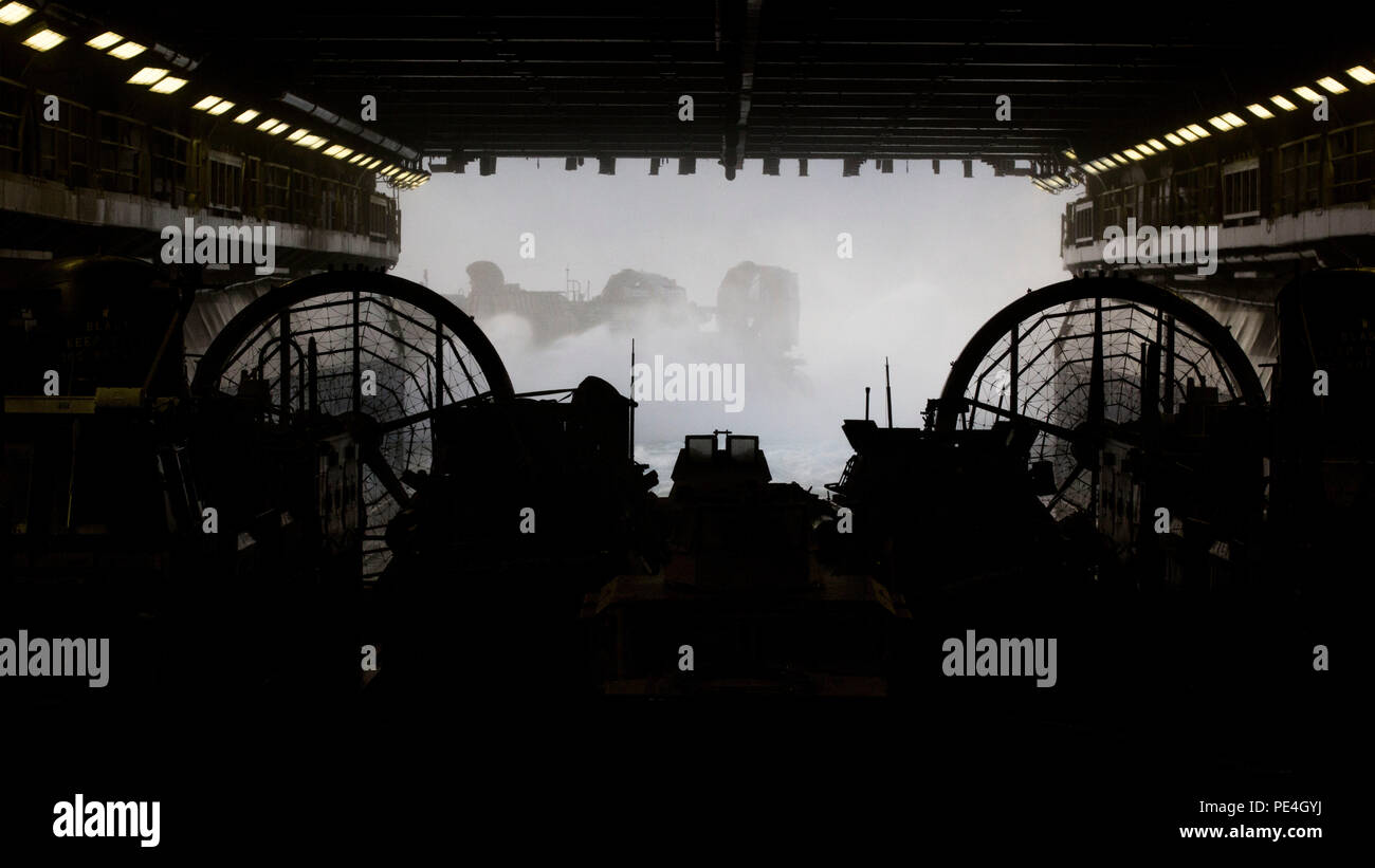 Landing Craft Luftkissen fahren die Amphibious Assault ship USS Boxer (LHD4) als Teil einer amphibischen Landung während der Übung Dawn Blitz 2015, Sept. 5, 2015. Dawn Blitz ist ein multinationales amphibischen Ausbildung übung gehalten weg von der Küste und an Land im südlichen Kalifornien, die ESG-3 und 1. Marine Expeditionary Brigade sowie in Japan, Mexiko, Neuseeland Teilnehmer und Beobachter aus Australien, Kolumbien und Chile. (U.S. Marine Corps Foto von Lance Cpl. April L. Preis/Freigegeben) Stockfoto