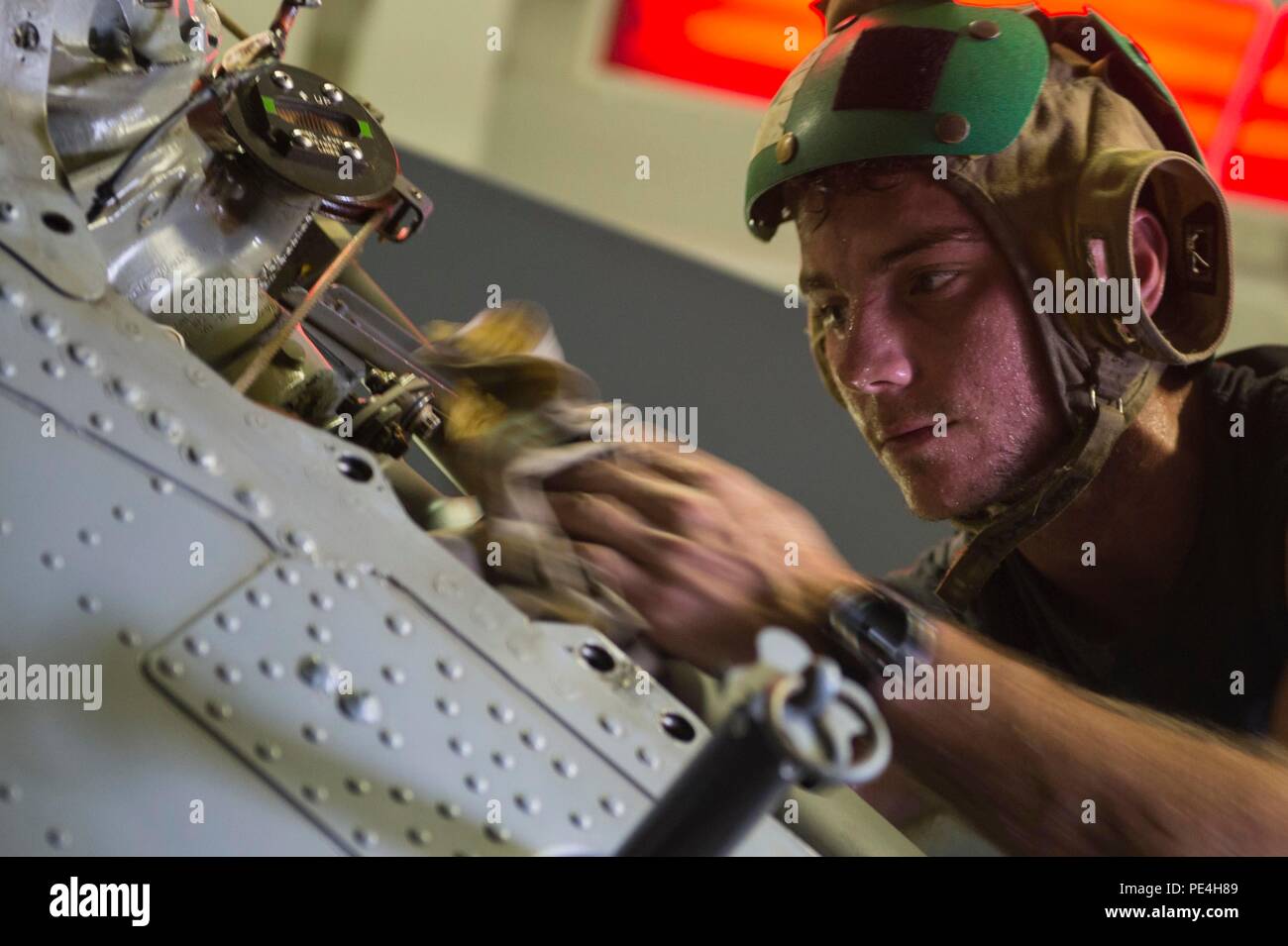 150911-N-VC 236-019 ROTE MEER (Sept. 11, 2015) - Aviation Machinist Mate 3. Klasse Shane Bennett, aus Danvers, Massachusetts, führt die Instandhaltung auf dem Heck eines MH-60R Sea Hawk Hubschrauber zugeordnet zu den Großmeistern des Hubschraubers Maritime Strike Squadron (HSM) 46 an Bord des geführte Anti-raketen-Zerstörer USS Farragut (DDG99). Farragut ist in den USA der 5 Bereich der Flotte im Einsatz als Teil von Theodore Roosevelt Carrier Strike Group unterstützt den Betrieb inhärenten Lösen, Streik Operationen im Irak und in Syrien, wie verwiesen, Maritime Security Operations und Theater Sicherheit Zusammenarbeit in Stockfoto