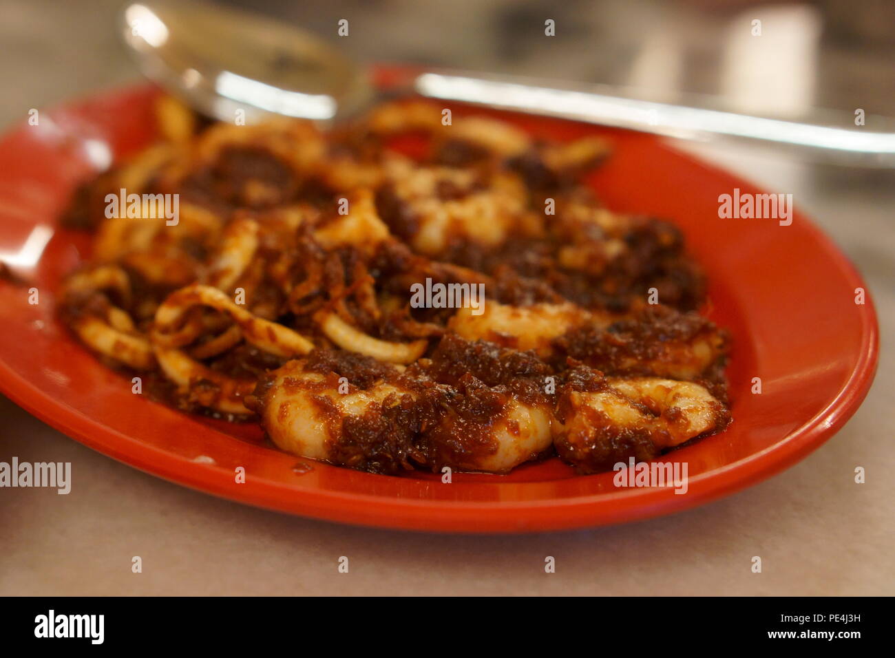 Nyonya Food Garnelen- und Tintenfischgericht Stockfoto