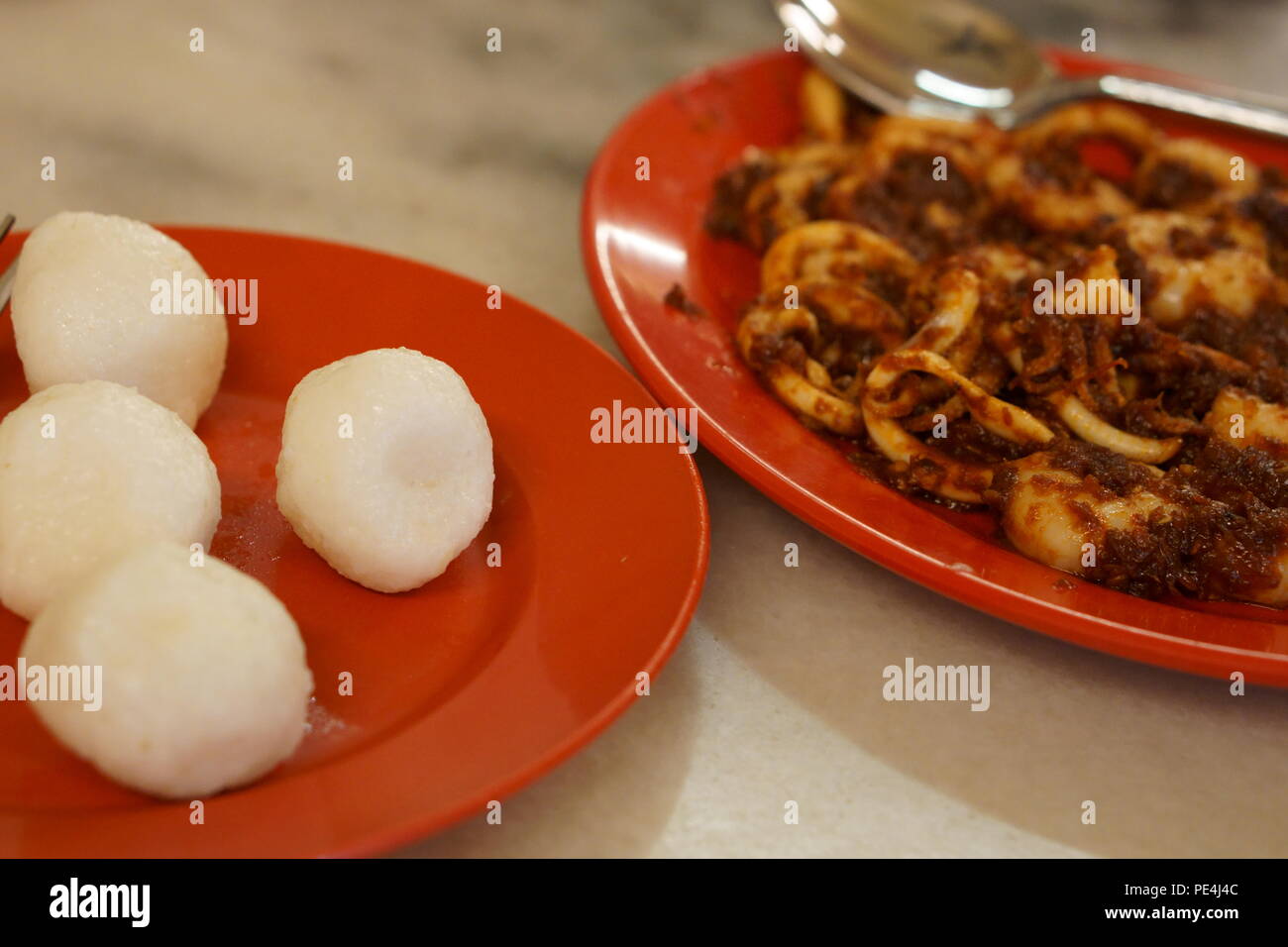 Nonya Garnelen und Tintenfisch Gericht mit Reis Bälle serviert. Stockfoto