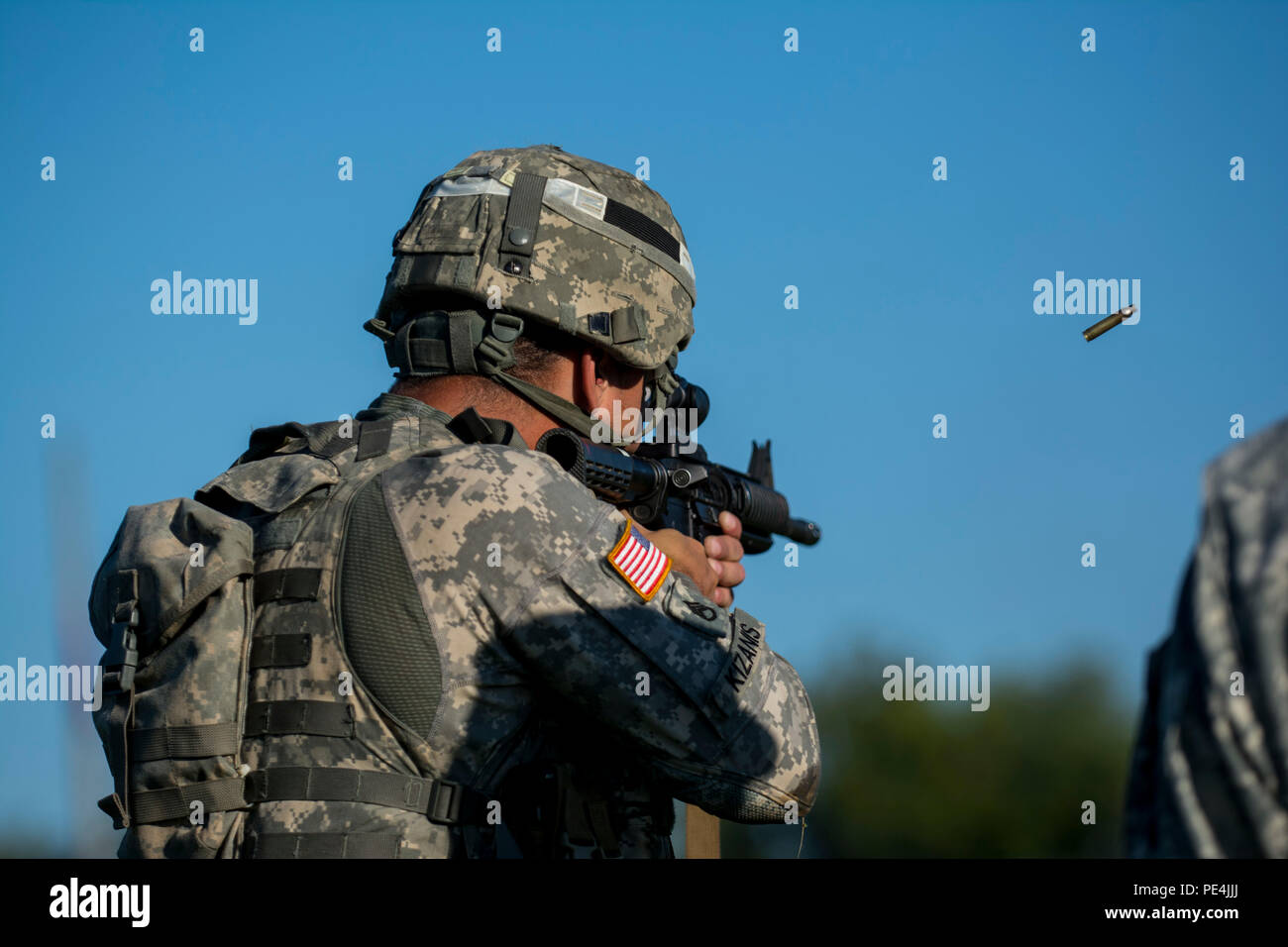 Staff Sgt. Chris Kizanis, der Boise State University, Idaho, U.S. Army finden internationale Combat Team Shooter, nimmt einen Schuß während das Gewehr Länderspiel in dem Ego-shooter vorwärts 100 Meter an Rush Ziele in verschiedenen feuern Positionen zu engagieren, während die 2015 kanadischen Streitkräften Kleinwaffen Konzentration am Connaught Bereich außerhalb von Ottawa, Kanada, Sept. 15. Die Treffsicherheit der Wettbewerb brachte in insgesamt mehr als 250 Konkurrenten aus den Britischen, Kanadischen und US-amerikanischen Streitkräfte konkurrieren in mehr als 50 Spiele mit Beteiligung Gewehr, Pistole und Light Machine Gun Veranstaltungen mit verschiedenen comba Stockfoto