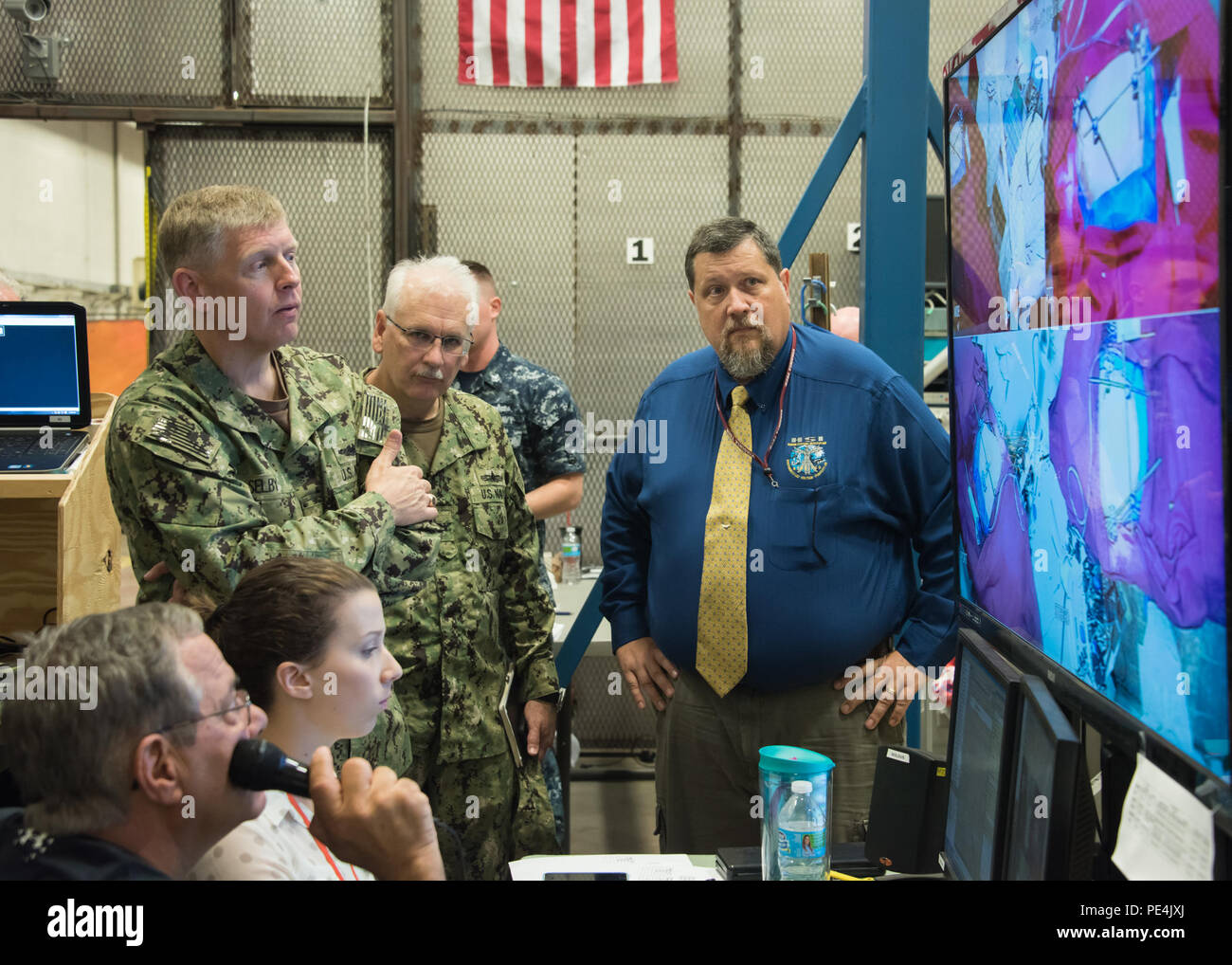 150911-N-CD 100-009: Commander, Naval Surface Warfare Center Sitz hinten Adm. Lorin Selby, US Navy, erhält Sept. 11, 2015 ein Briefing von der Naval Surface Warfare Center Panama City Abteilung Menschliche Systeme Integration Team, bezüglich einer kontinuierlichen menschlichen Faktoren zu studieren. Die Studie soll die Durchführbarkeit von bestimmten Arten von Operationen auf hoher See, auf alternativen Plattformen zu bestimmen. (Foto von Anthony Befugnisse, NSWC PCD) Stockfoto