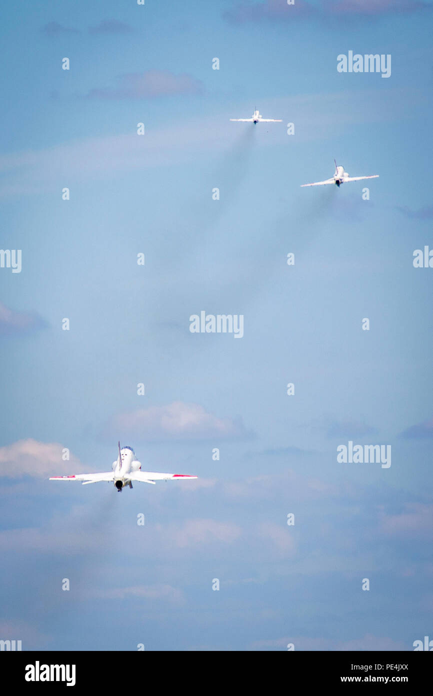 T-45 Habicht an Höhe gewinnen während eines geplanten Ausbildung Flug, der als Teil der Advanced Kurs der Studentischen Naval Aviator Streik Pilot Training Programm an Bord der Marine Corps Air Station Beaufort Sept. 15. Die T-45, die von der Marine als ein Flugzeugträger-fähigen Trainer verwendet wird. Es war, als ein Jet Flight Trainer für die Navy und Marine Corps entwickelt. Die T-45-s sind mit Ausbildung Air Wing 1 von Naval Air Station Meridian, Fräulein und TRAWING-2 von NAS Kingsville, Texas. Stockfoto