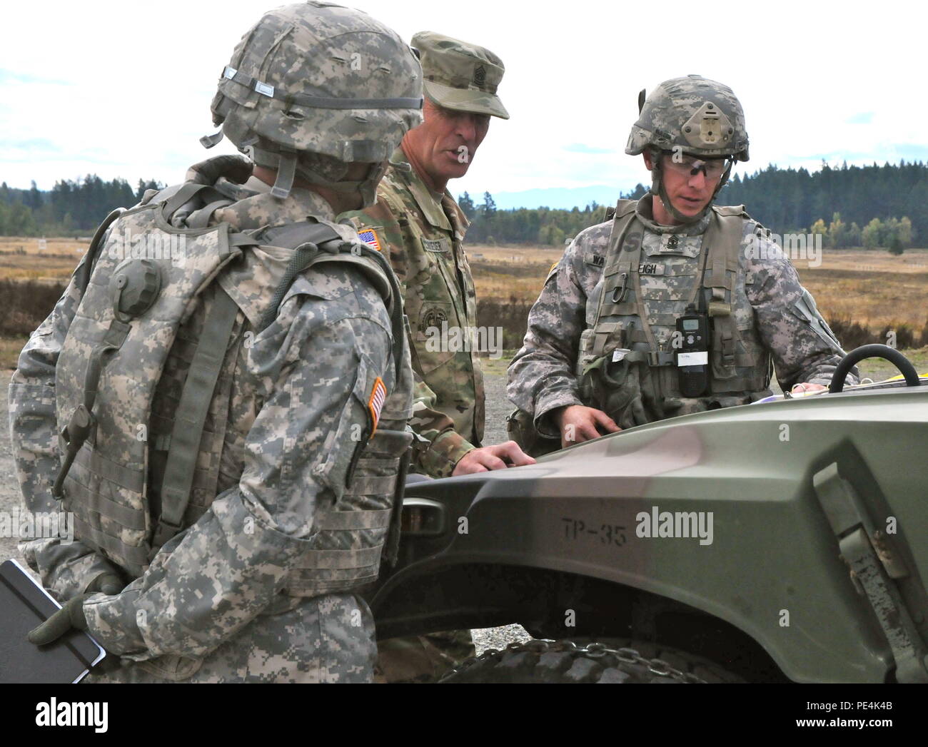 Command Sgt. Maj. Scott C. Schroeder, der US-Armee den Befehl, command Sergeant Major, besucht Soldaten mit 125 FSC, 1st Battalion, 94th Field Artillery Regiment, 17 Field Artillery Brigade, 7 Infanterie Division, während Sie auf ein feindliches Fahrzeug oder Struktur mit einer Crew Granatwerfer bei MK 19 79, Joint Base Lewis-McChord, Sept. 16, 2015 serviert. Stockfoto