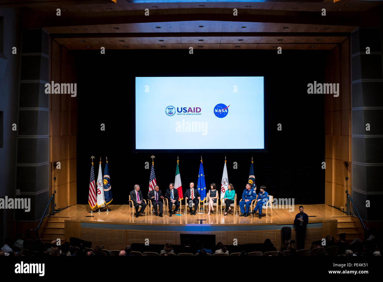 USAID Führung halten eine Podiumsdiskussion während eines USAID und der NASA-Veranstaltung, die Raum zum Dorf, mit NASA-Administrator Charlie Bolden, und zwei NASA-Astronauten, US Air Force Colonel Terry Virts und italienische Luftwaffe Kapitän Samantha Cristoforetti, an der Ronald Reagan in Washington, Sept. 17. Im Mittelpunkt der Veranstaltung standen, wie die NASA-Daten hilft voraus USAID Entwicklungsziele durch die SERVIR Initiative. (Foto von Mark Burrell/USAID) Stockfoto