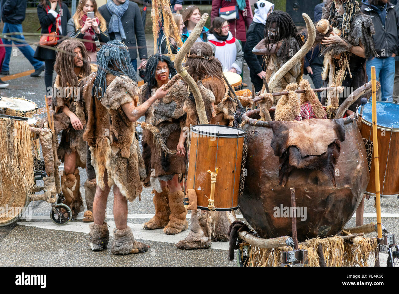 Cannibals Gruppe, prähistorischen Straße Leistung, Karnevalsumzug in Straßburg, Elsass, Frankreich, Europa, Stockfoto