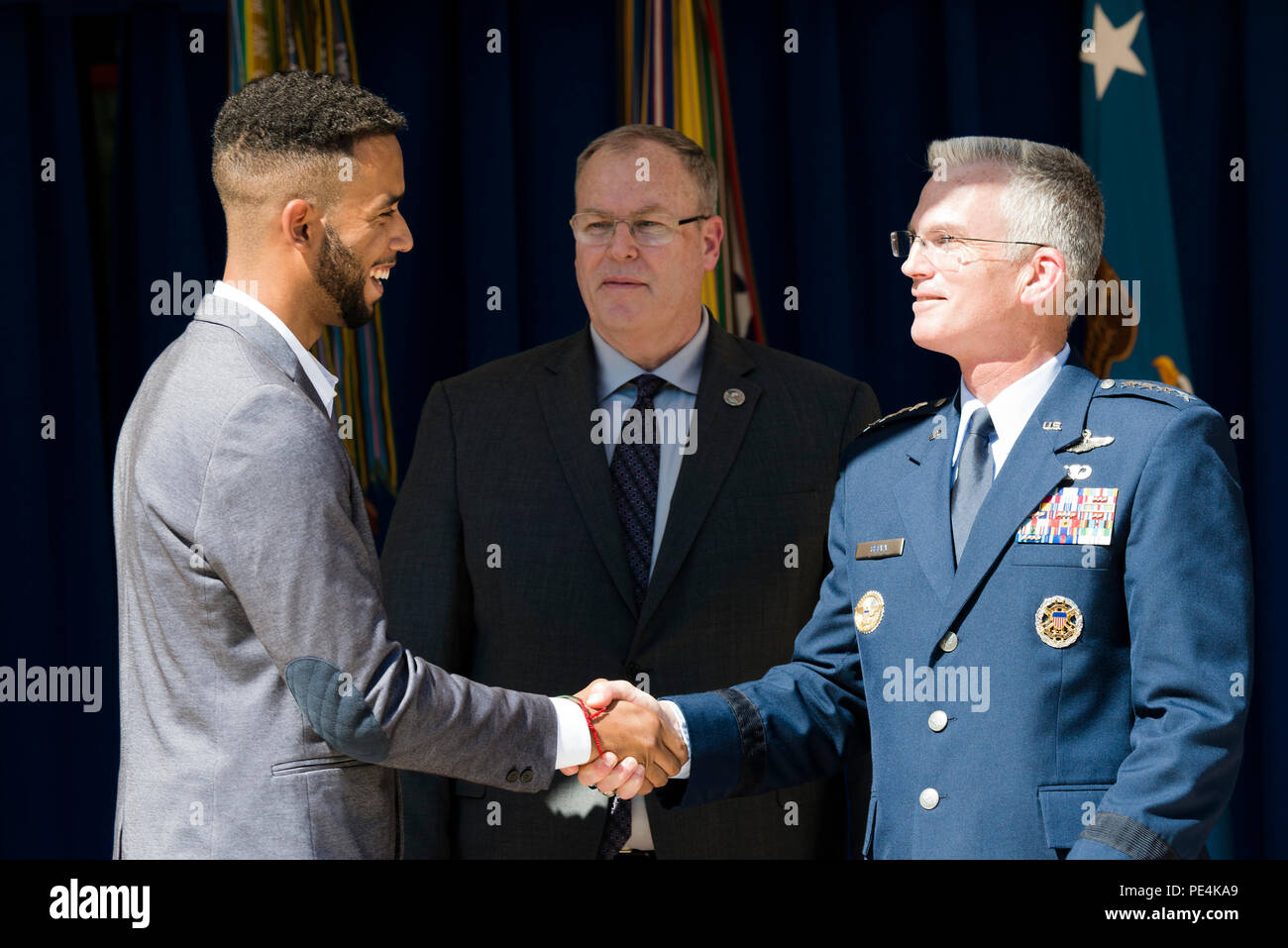 10. Der stellvertretende Vorsitzende des Generalstabs, General Paul J. Selva schüttelt die Hand des Anthony Sadler während einer Zeremonie im Pentagon, Sept. 17, 2015. Sadler und zwei andere Männer wurden für das Stoppen ein amokläufer auf einem Zug außerhalb von Brüssel reisen im letzten Monat geehrt. (DoD Foto von Army Staff Sgt. Sean K. Harfe/Freigegeben) Stockfoto