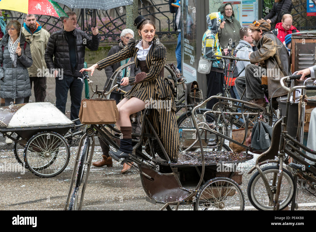 Frau und Mann Radtouren übergroße Dreiräder, Karnevalsumzug in Straßburg, Elsass, Frankreich, Europa, Stockfoto