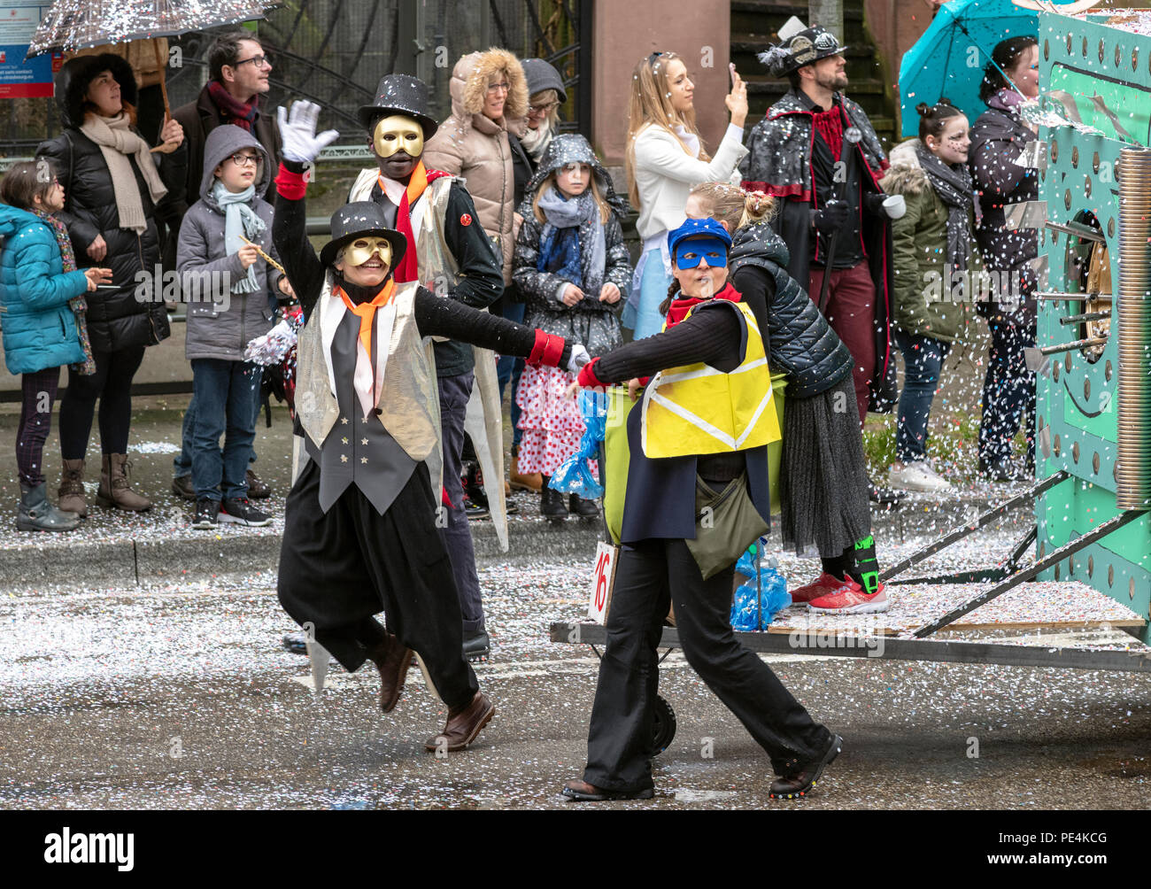 Kostümierte Menschen, confettis, Karnevalsumzug in Straßburg, Elsass, Frankreich, Europa, Stockfoto